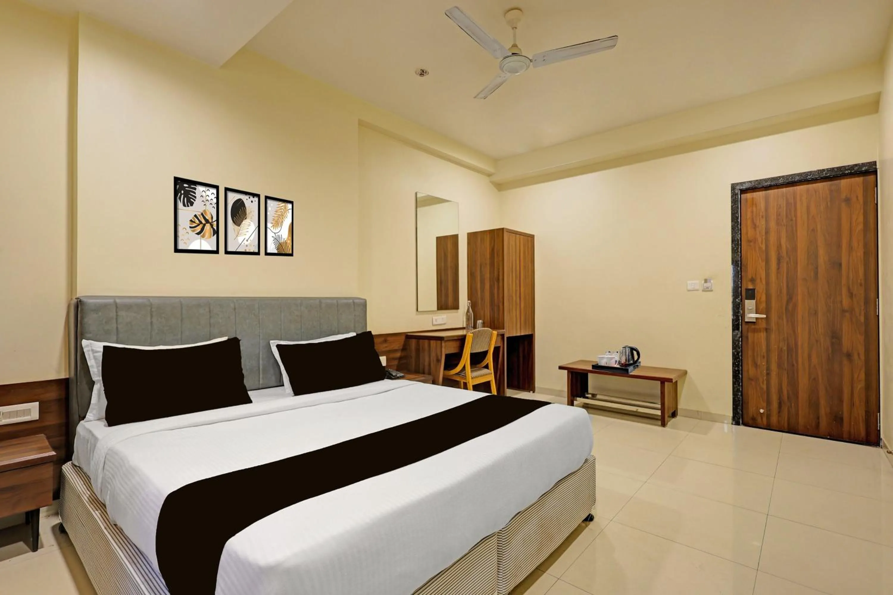 Bedroom, Bed in Super Townhouse Vadodara Railway Station Road Formerly Hotel Raajpath