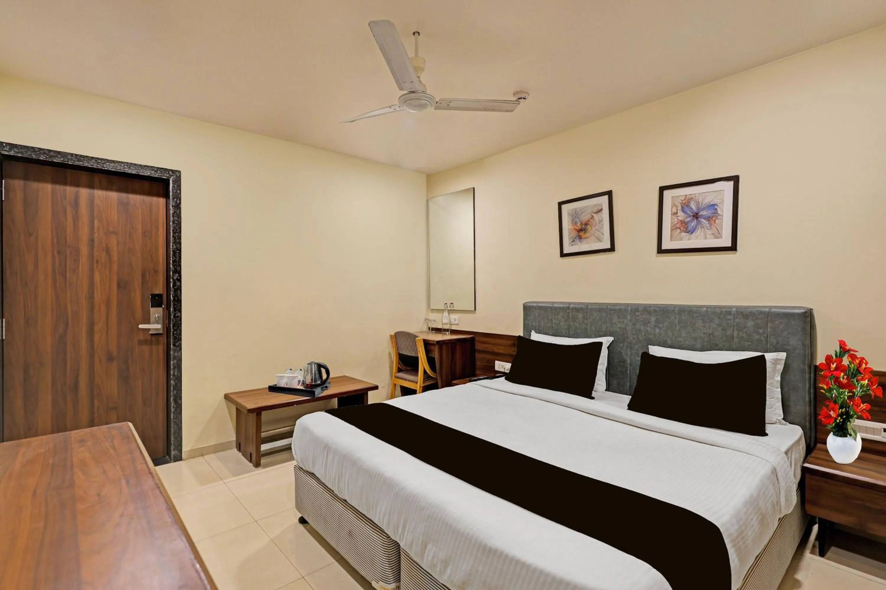 Bedroom, Bed in Super Townhouse Vadodara Railway Station Road Formerly Hotel Raajpath
