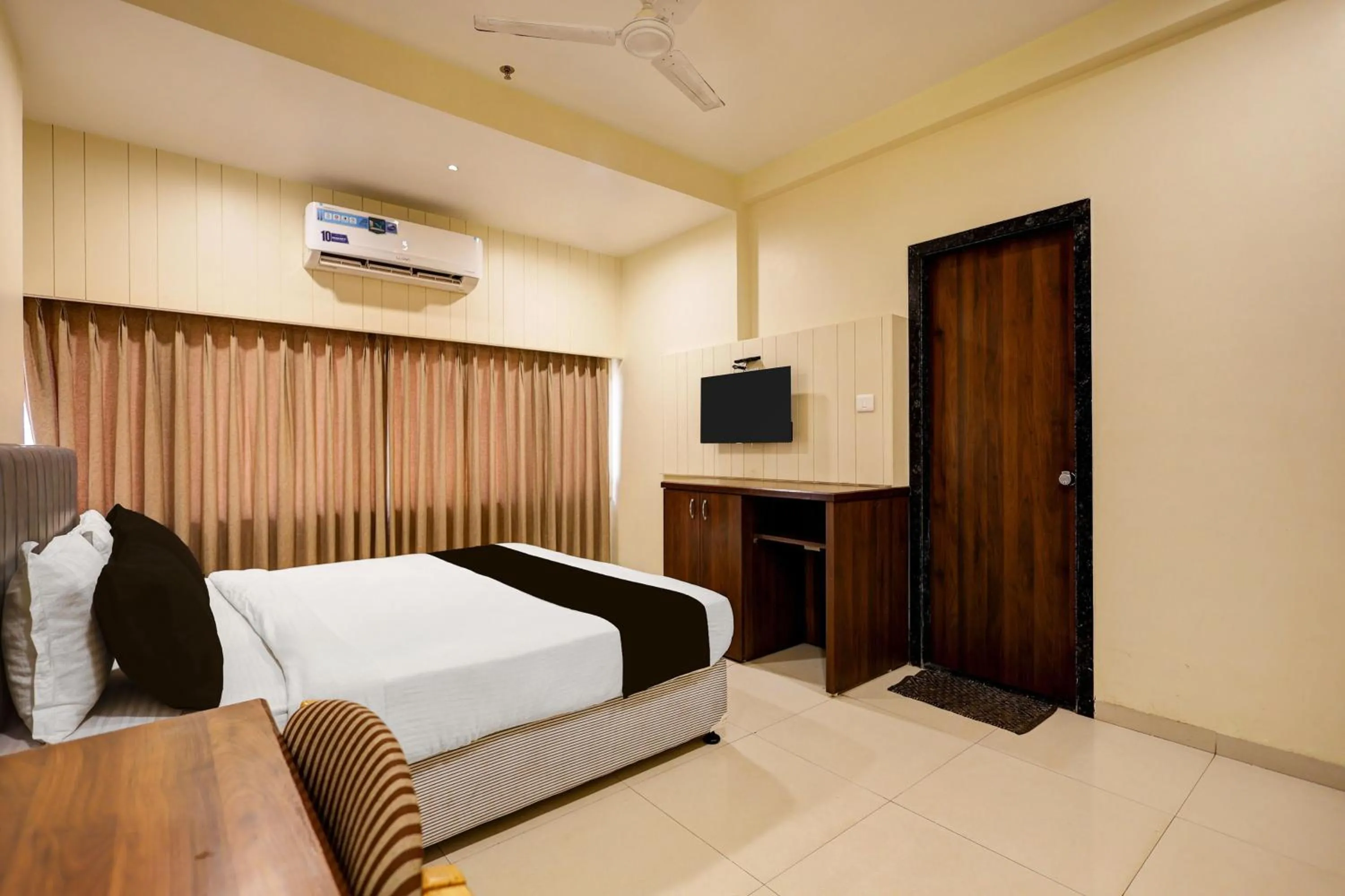 Bedroom, Bed in Super Townhouse Vadodara Railway Station Road Formerly Hotel Raajpath