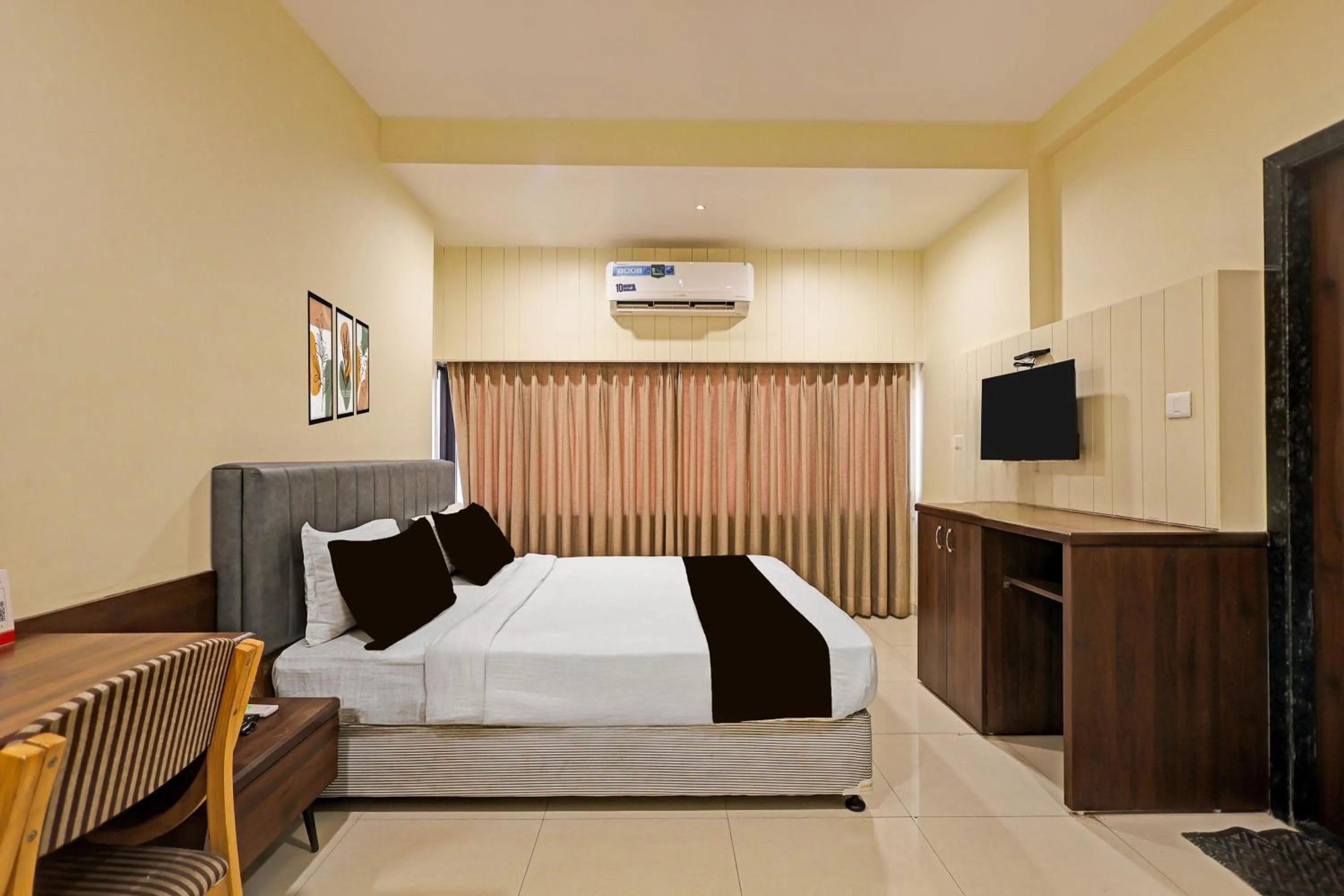 Bedroom, Bed in Super Townhouse Vadodara Railway Station Road Formerly Hotel Raajpath