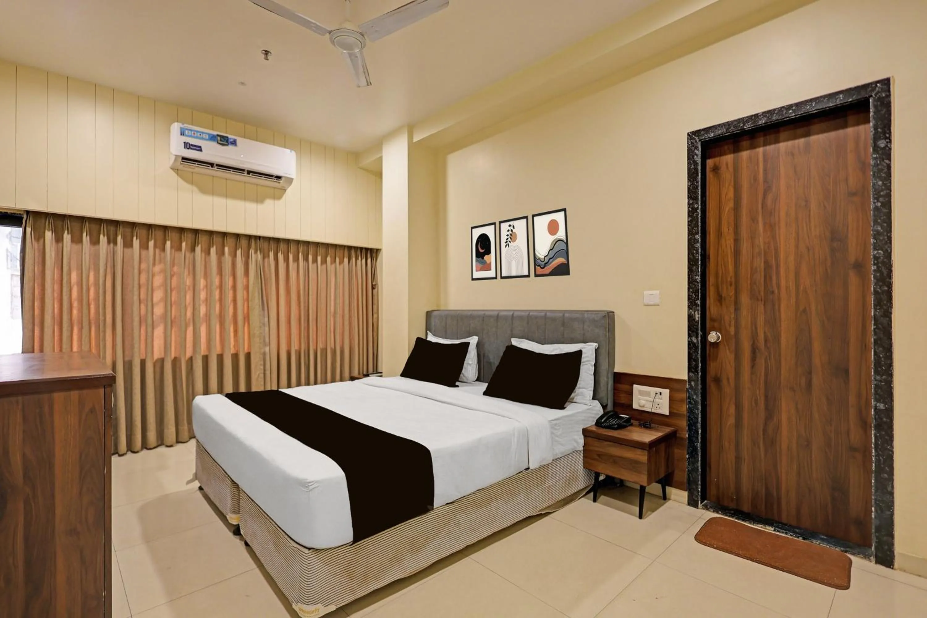 Bedroom, Bed in Super Townhouse Vadodara Railway Station Road Formerly Hotel Raajpath