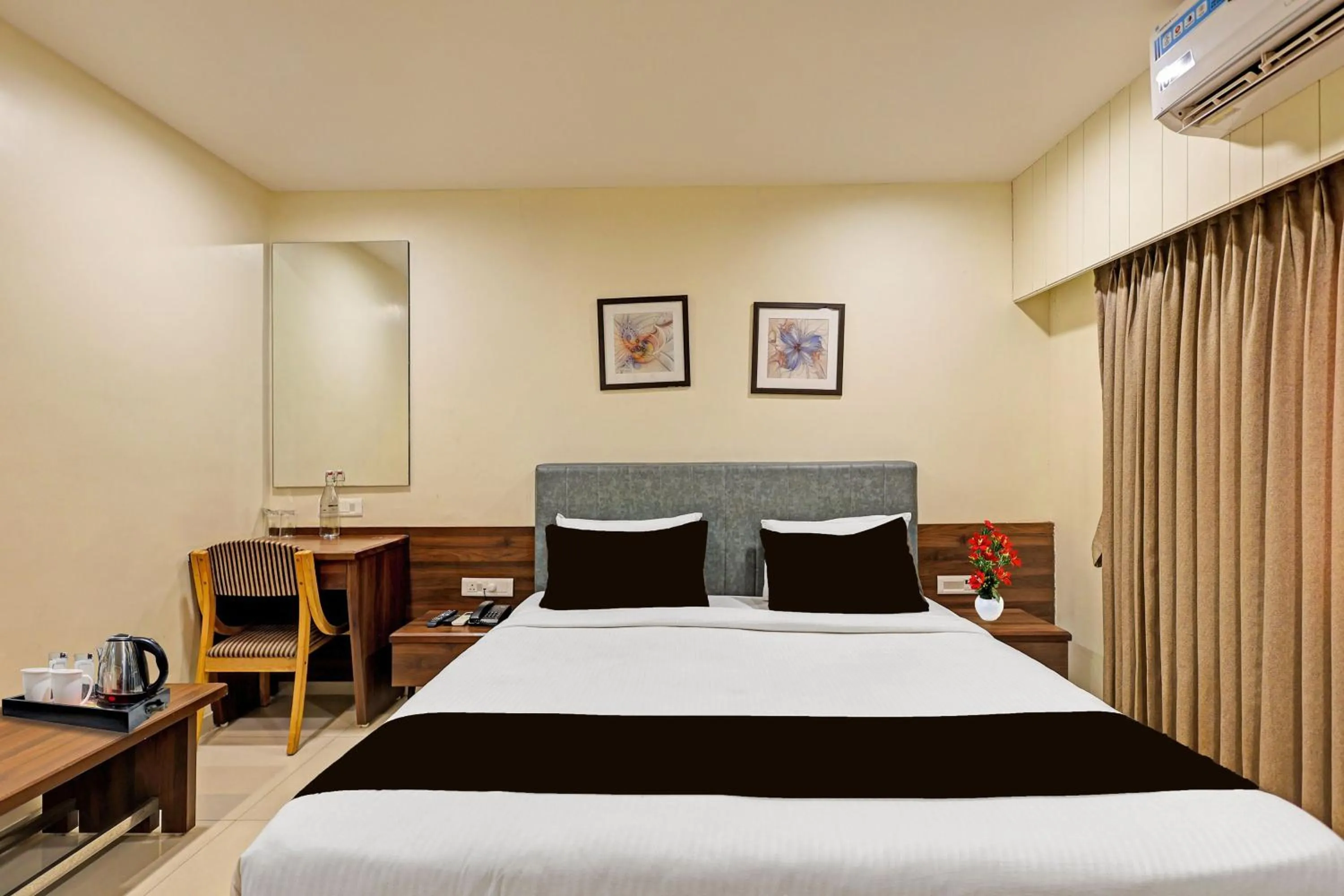 Bedroom, Bed in Super Townhouse Vadodara Railway Station Road Formerly Hotel Raajpath