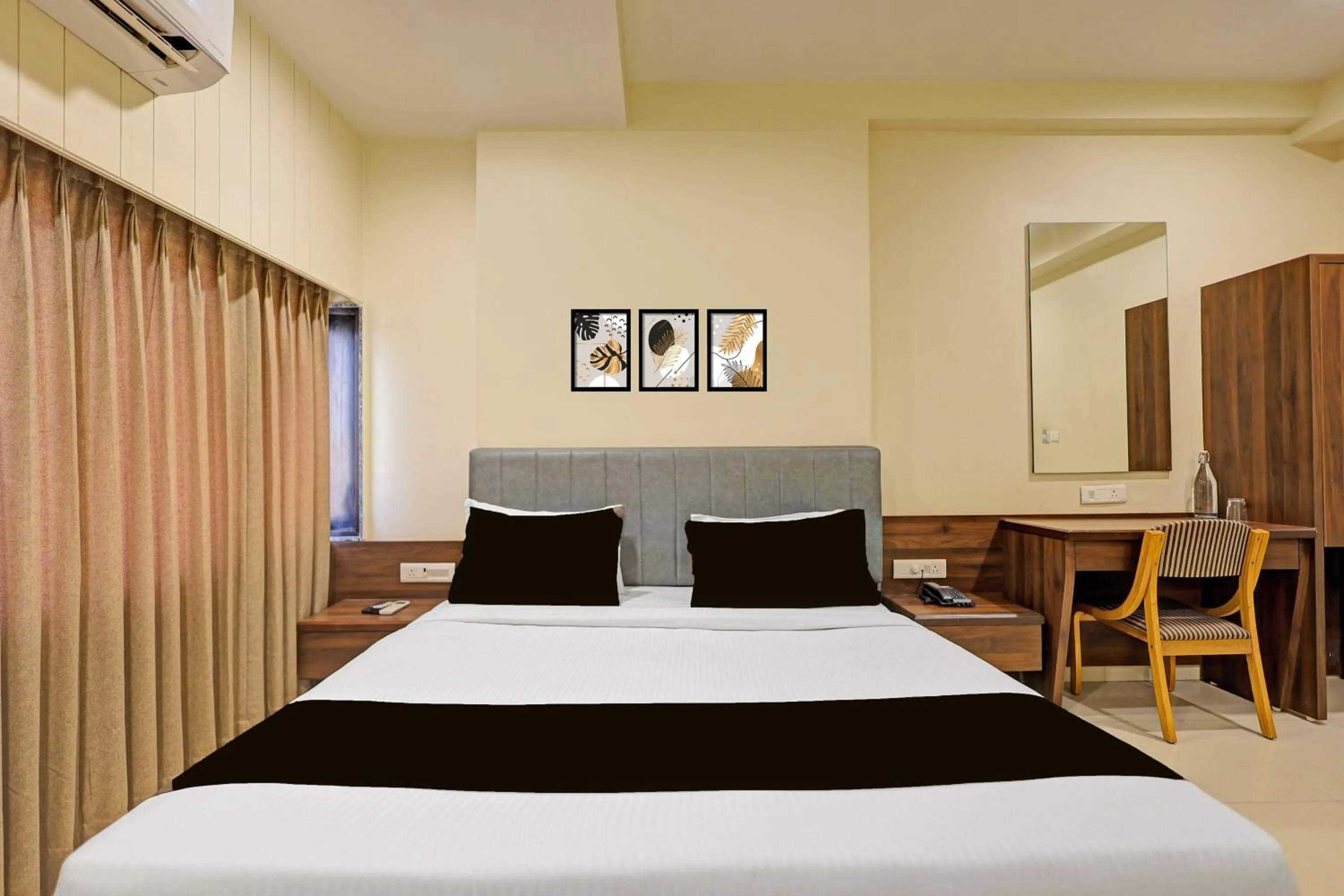 Bedroom, Bed in Super Townhouse Vadodara Railway Station Road Formerly Hotel Raajpath