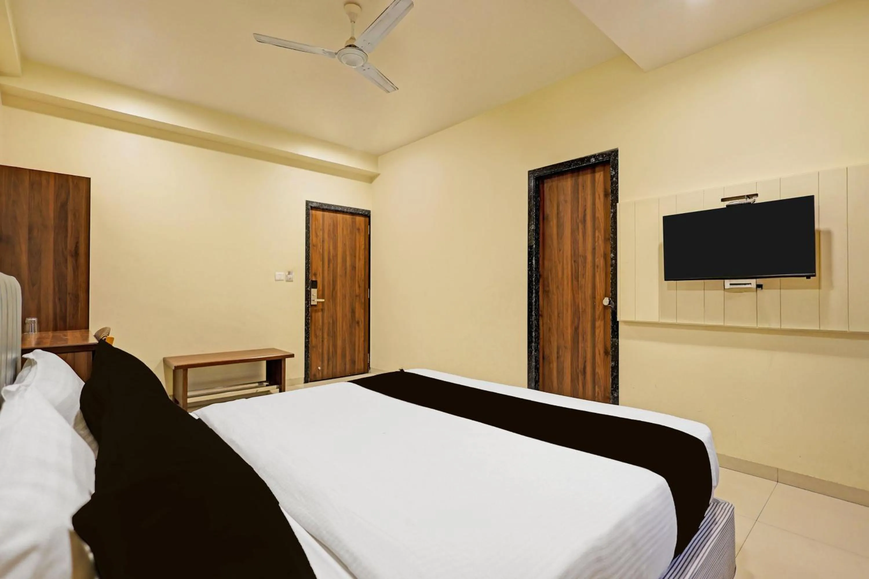 Bedroom, Bed in Super Townhouse Vadodara Railway Station Road Formerly Hotel Raajpath