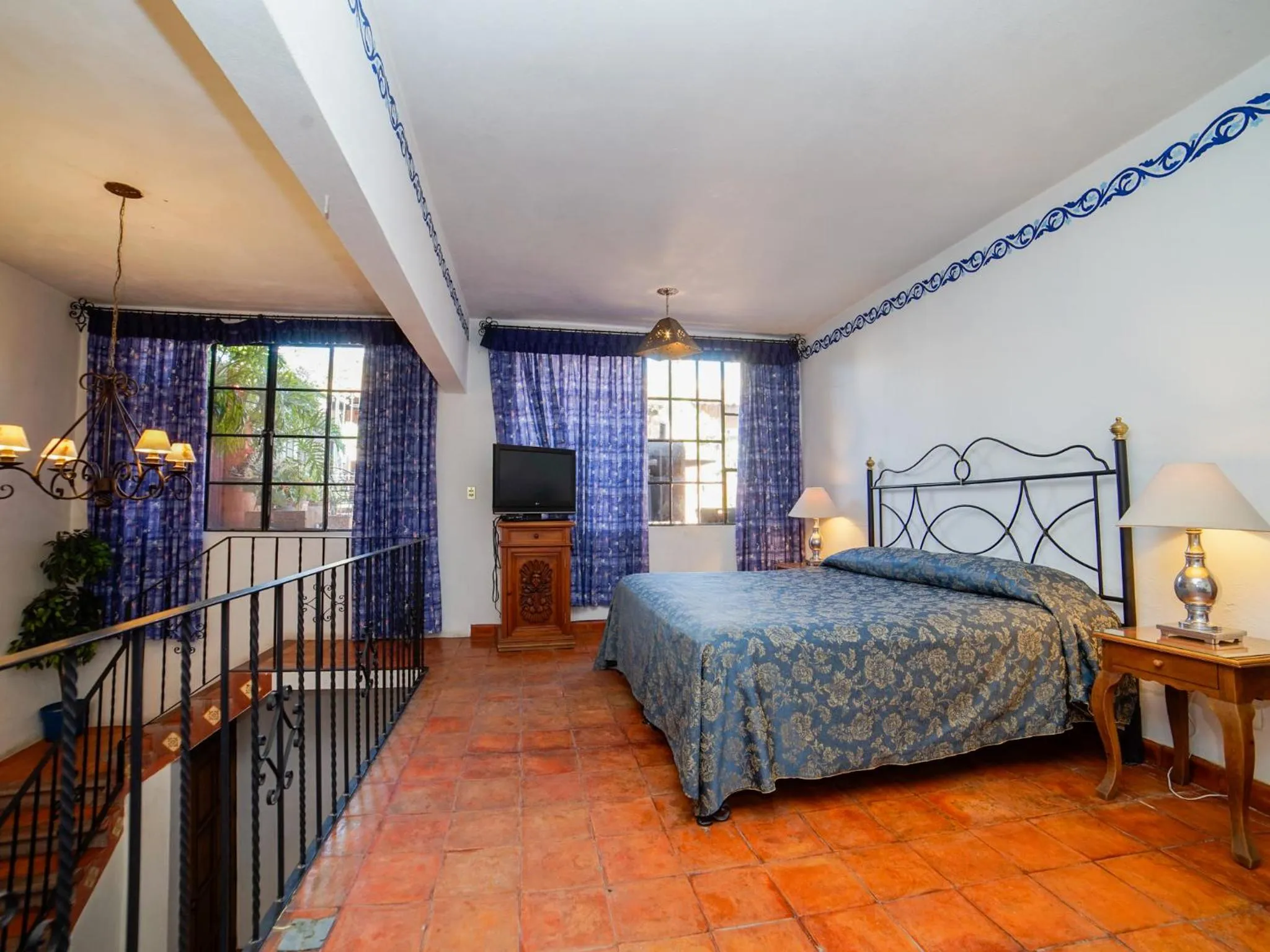 Photo of the whole room in Hotel Mansión Virreyes by Rotamundos