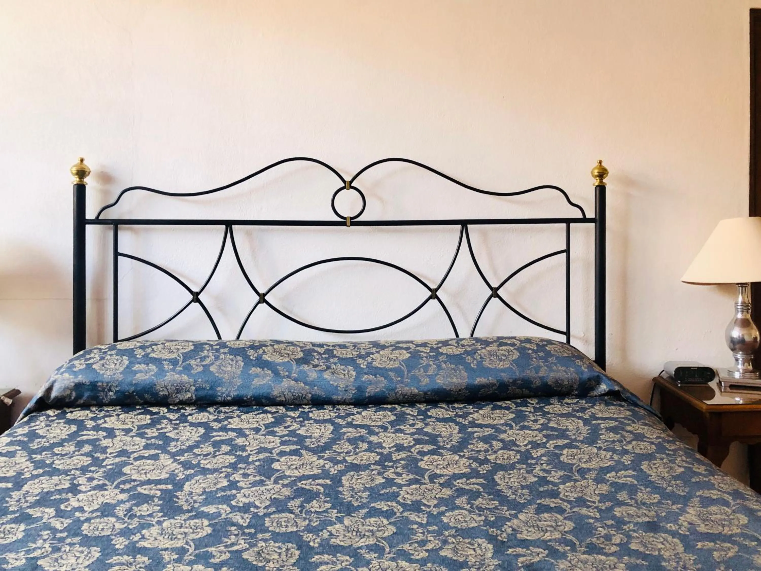 Bed in Hotel Mansión Virreyes by Rotamundos