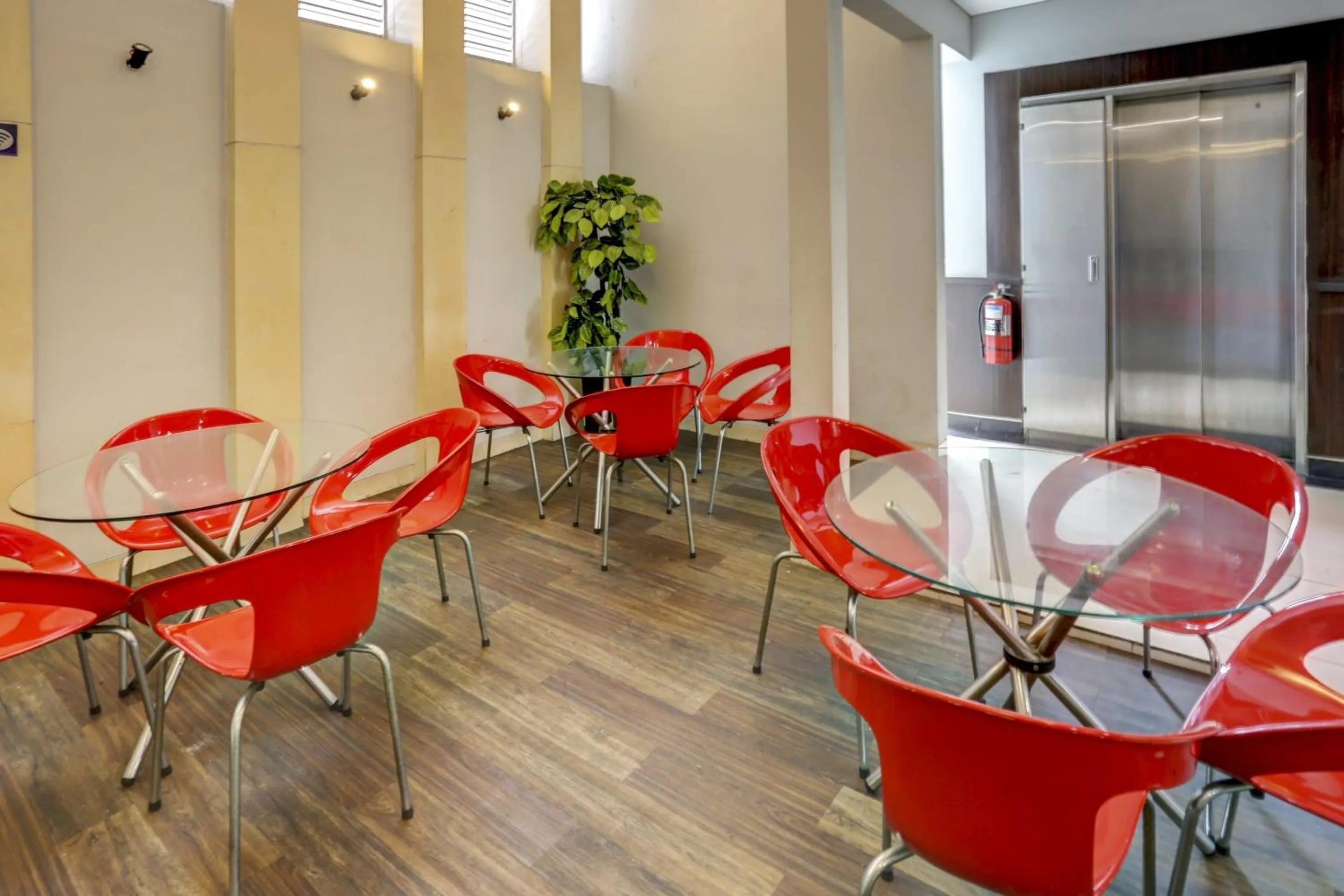 Lobby or reception in SUPER OYO Capital O 90056 Wisma Kebon Kacang 9