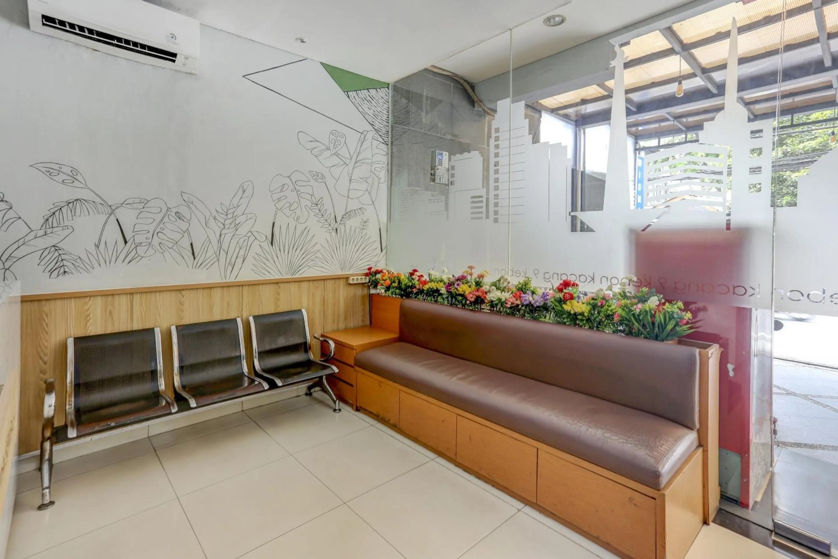 Lobby or reception in SUPER OYO Capital O 90056 Wisma Kebon Kacang 9