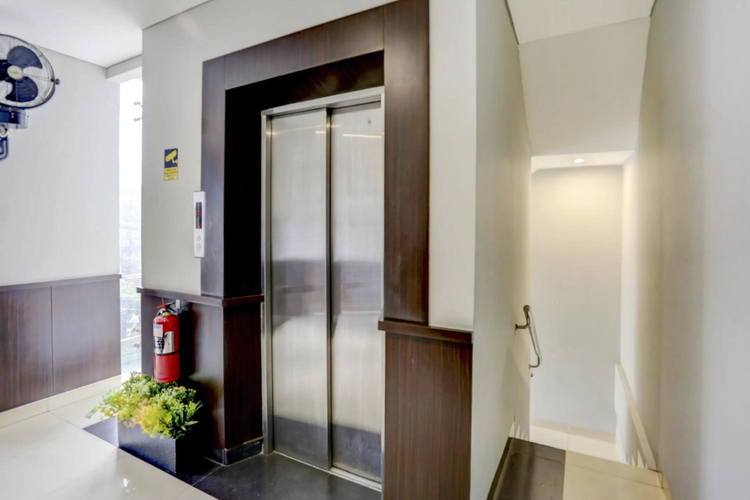 Lobby or reception in SUPER OYO Capital O 90056 Wisma Kebon Kacang 9