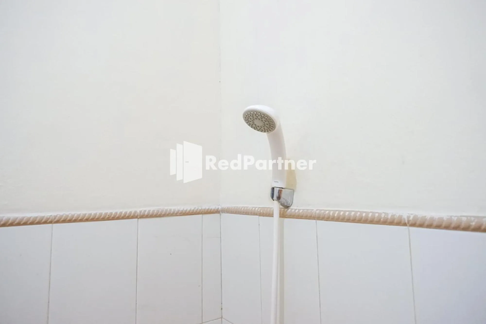 Bathroom in Pringgondani Guest House At Pandanaran Hills Semarang