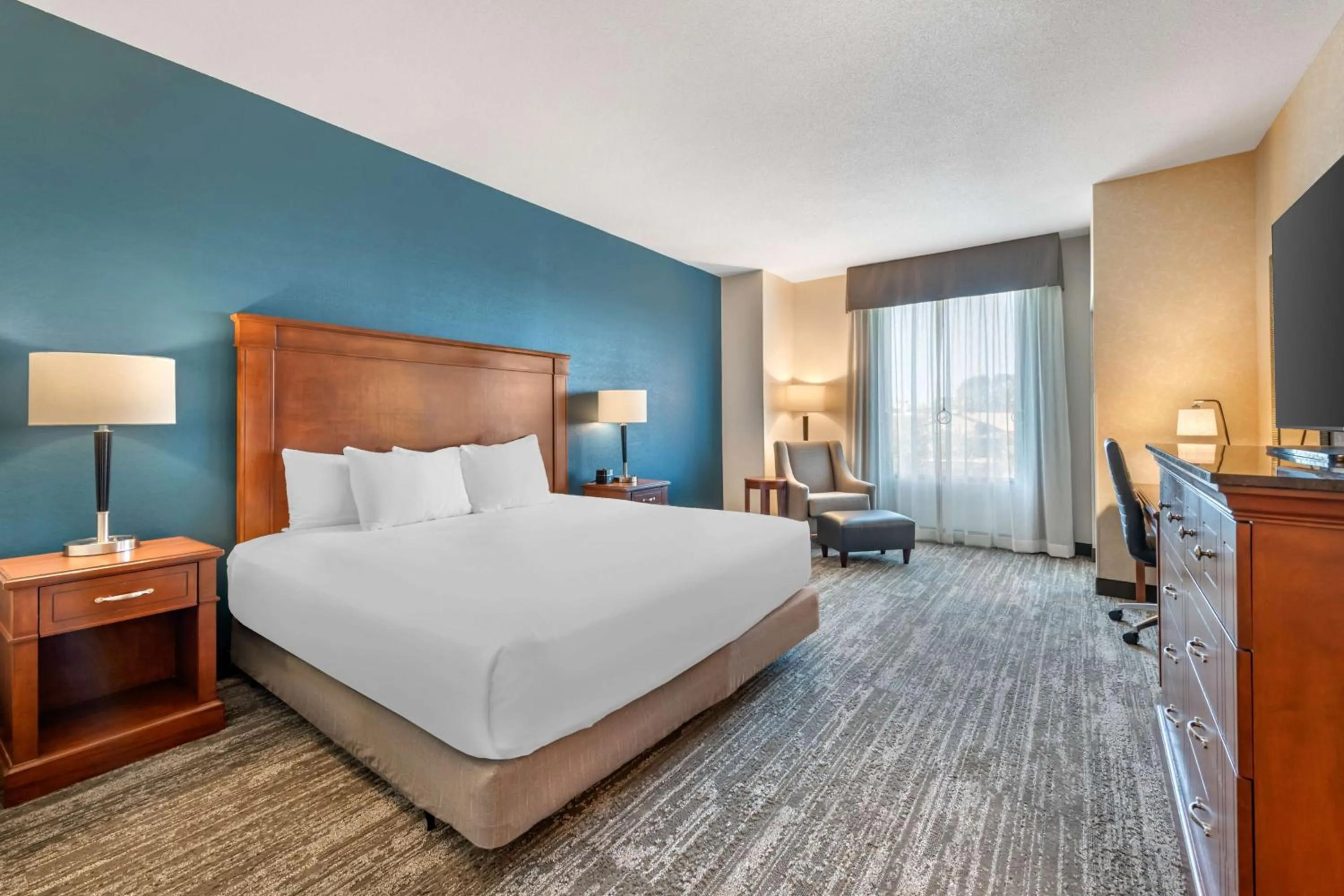 Bedroom, Bed in Drury Plaza Hotel Valdosta