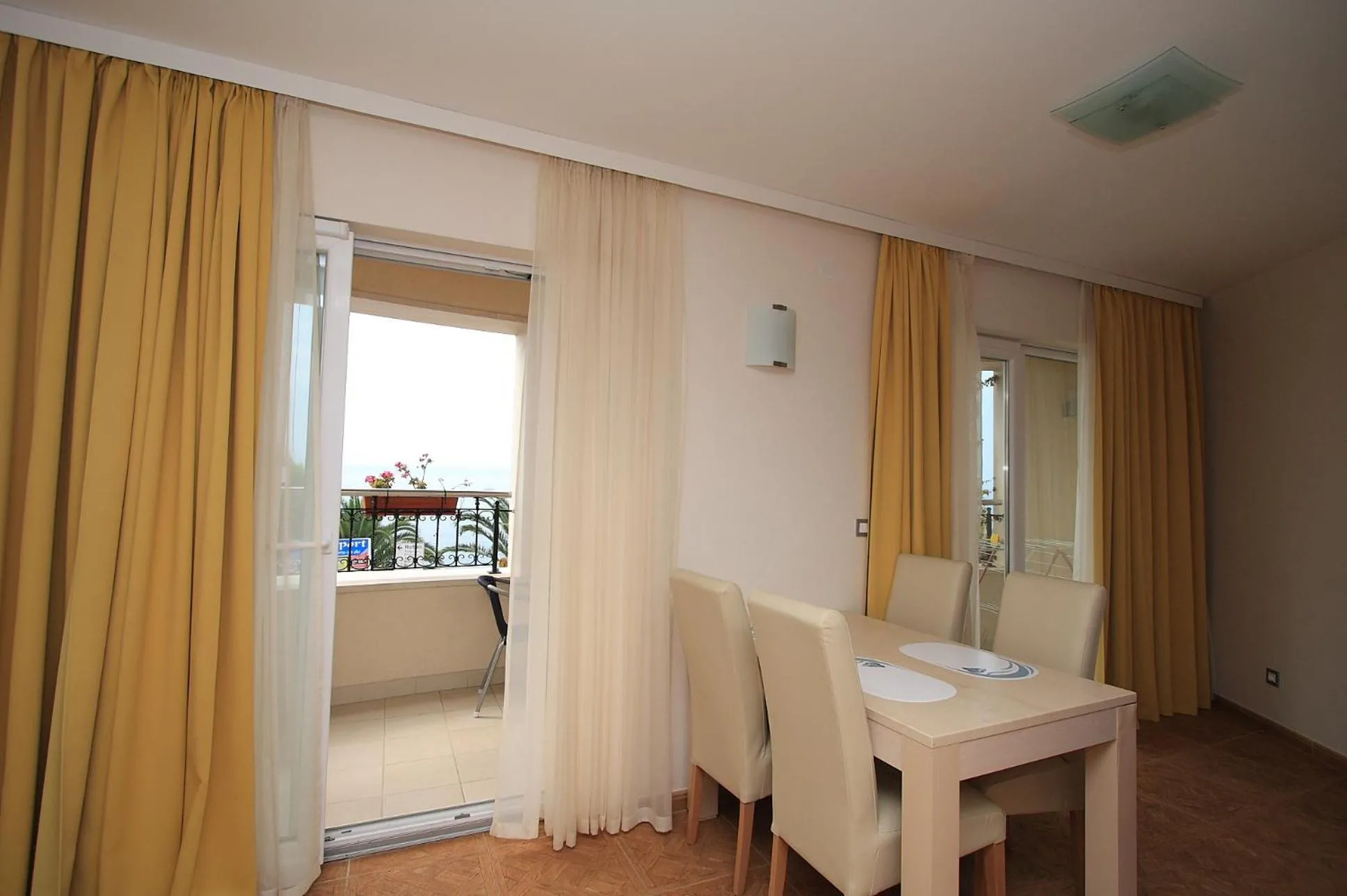 Dining area in Aparthotel Natalia Podgora