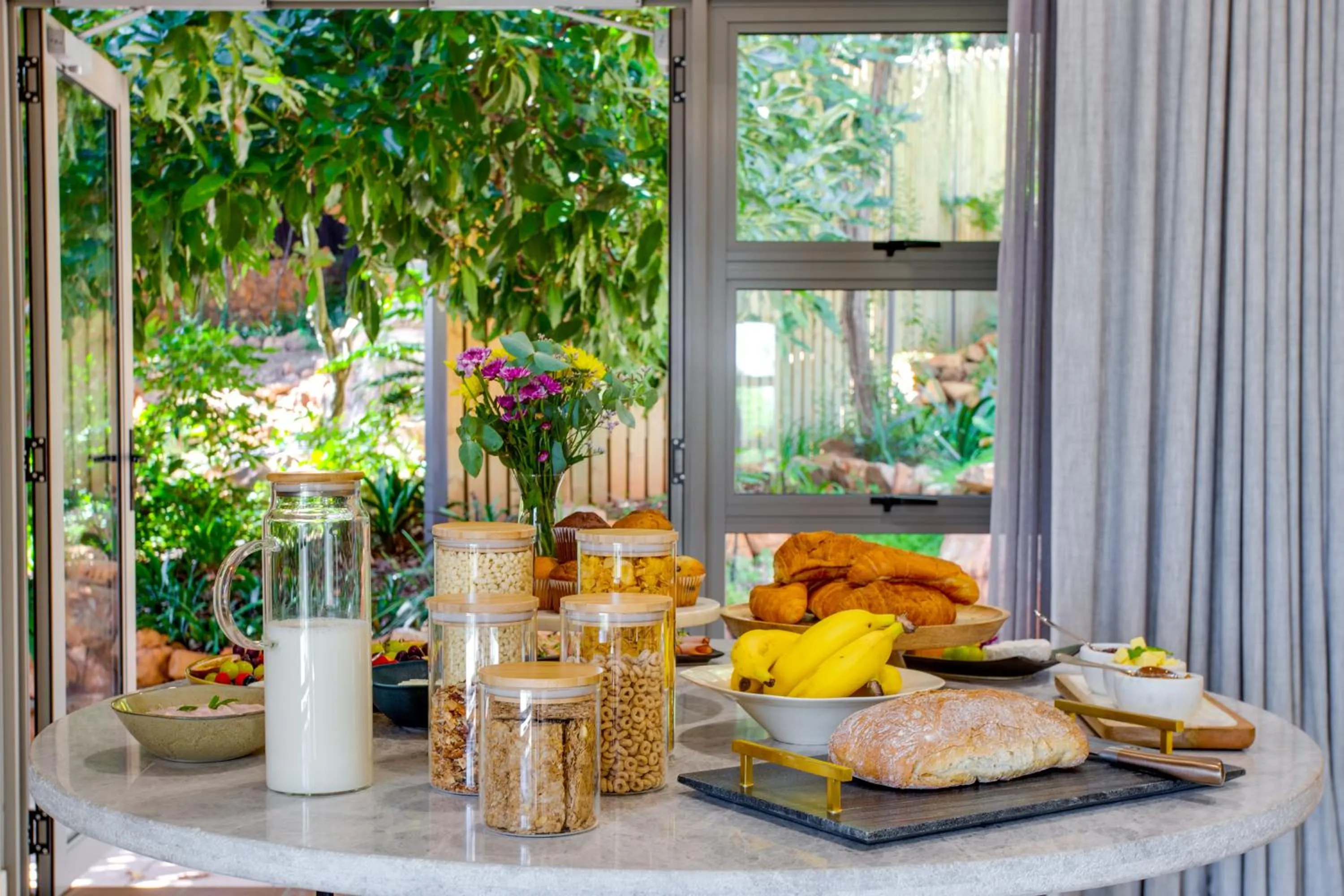 Breakfast in The Cliffside Boutique Getaway