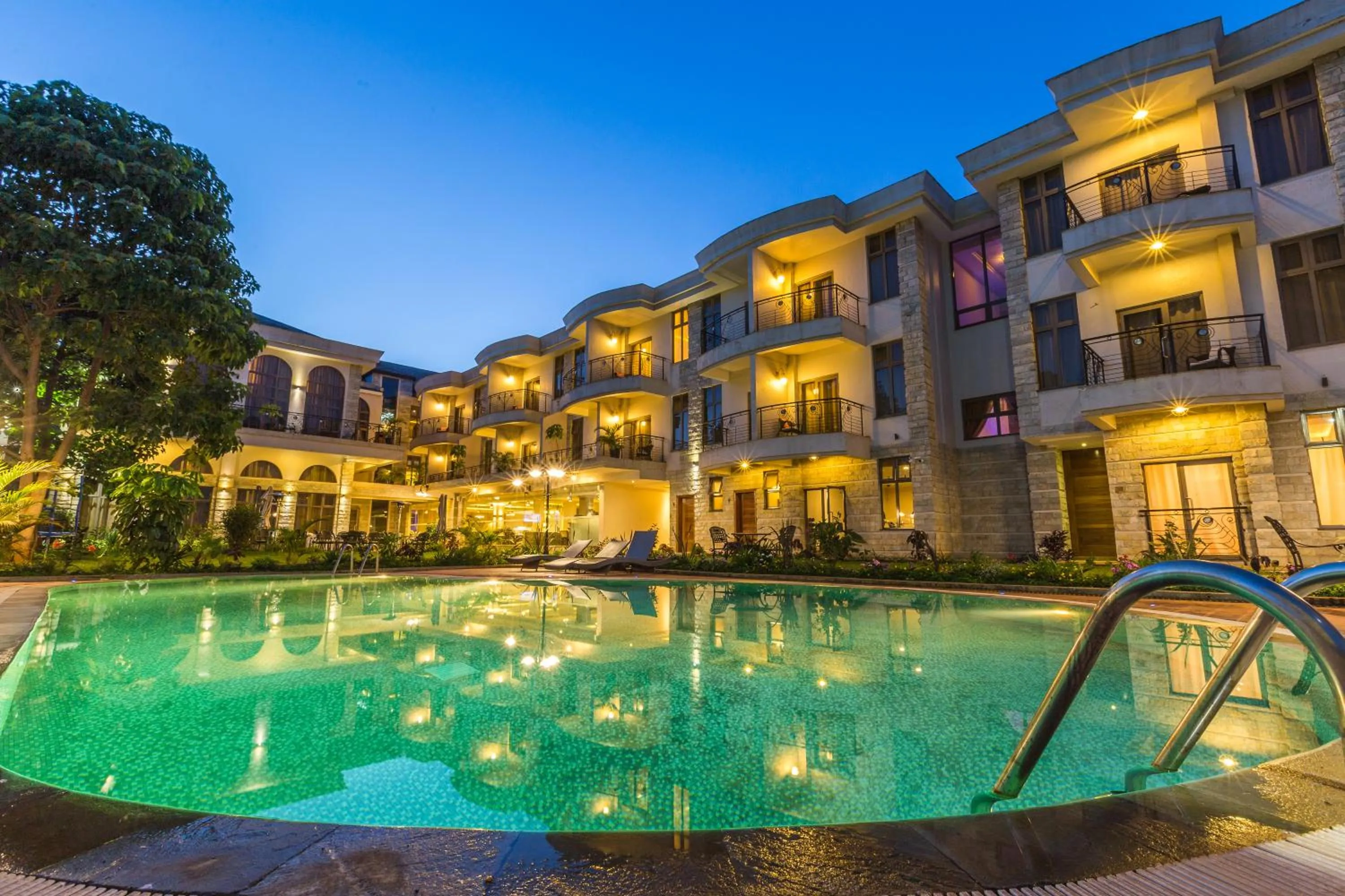 Swimming pool in Alba Hotel Meru