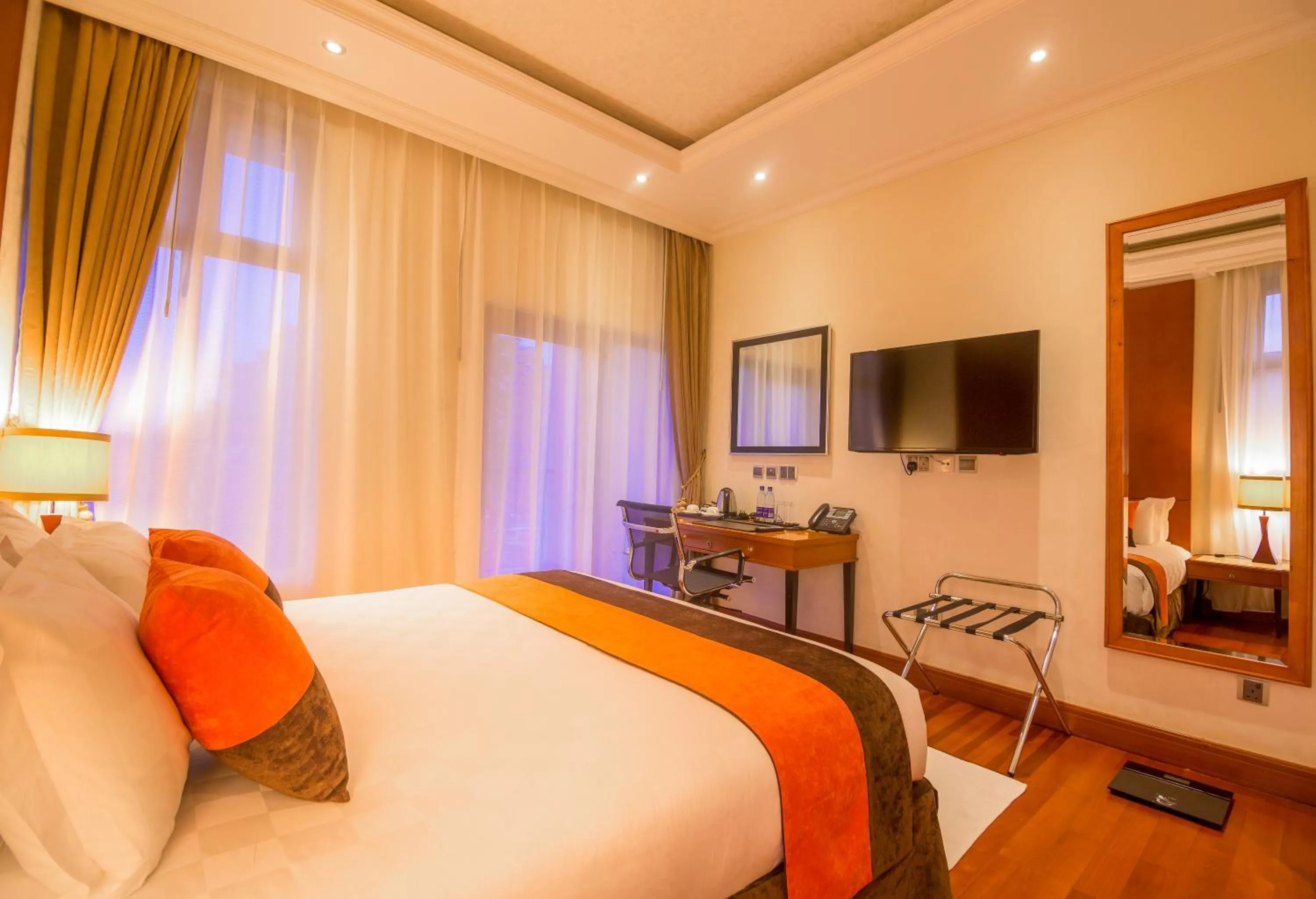 TV and multimedia, Bed in Alba Hotel Meru