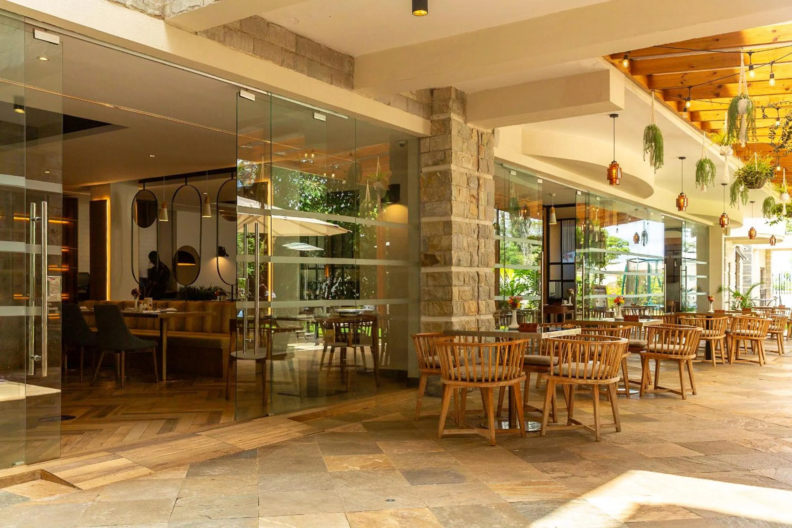 Restaurant/places to eat in Alba Hotel Meru