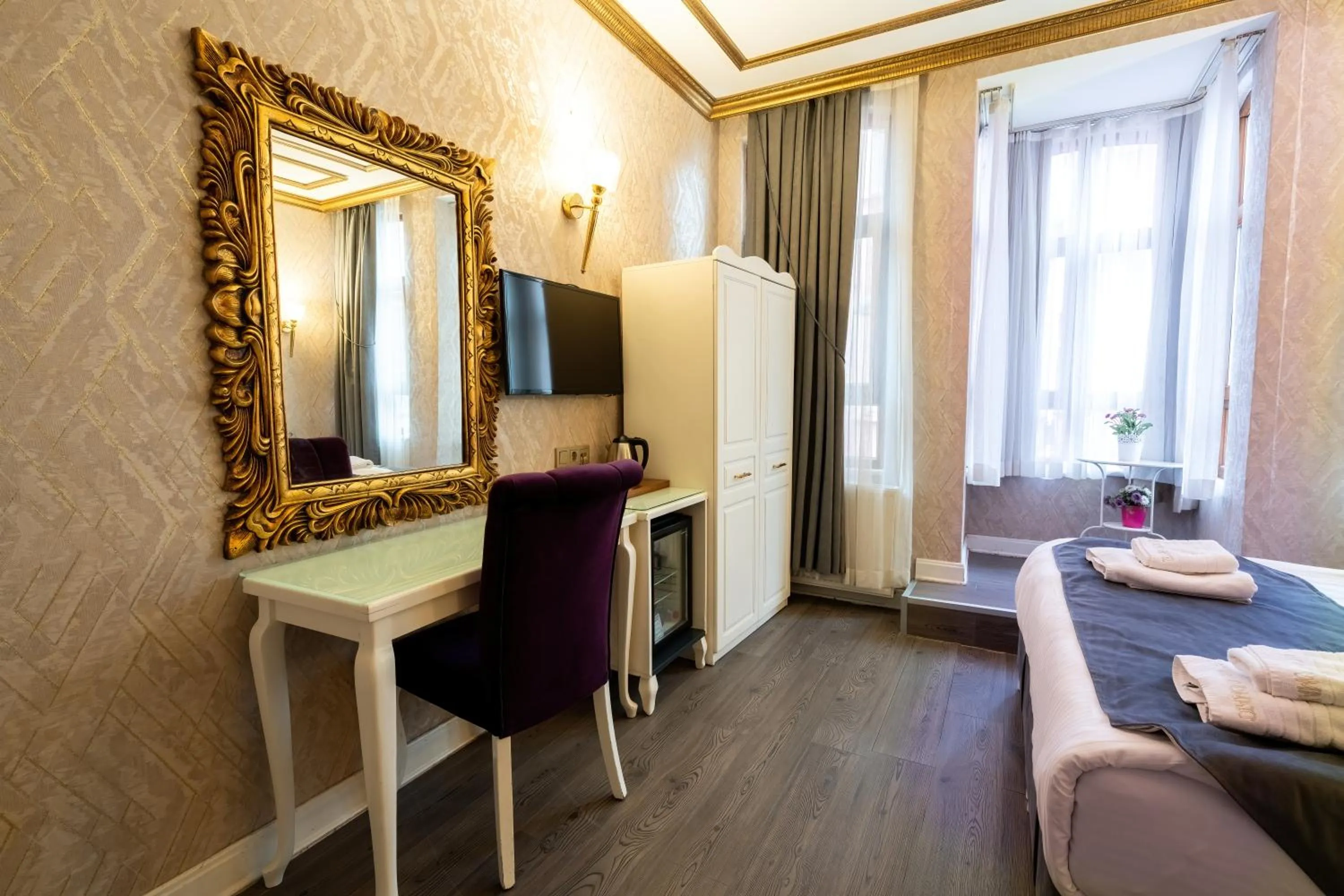 Communal lounge/ TV room in Diamond Royal Hotel