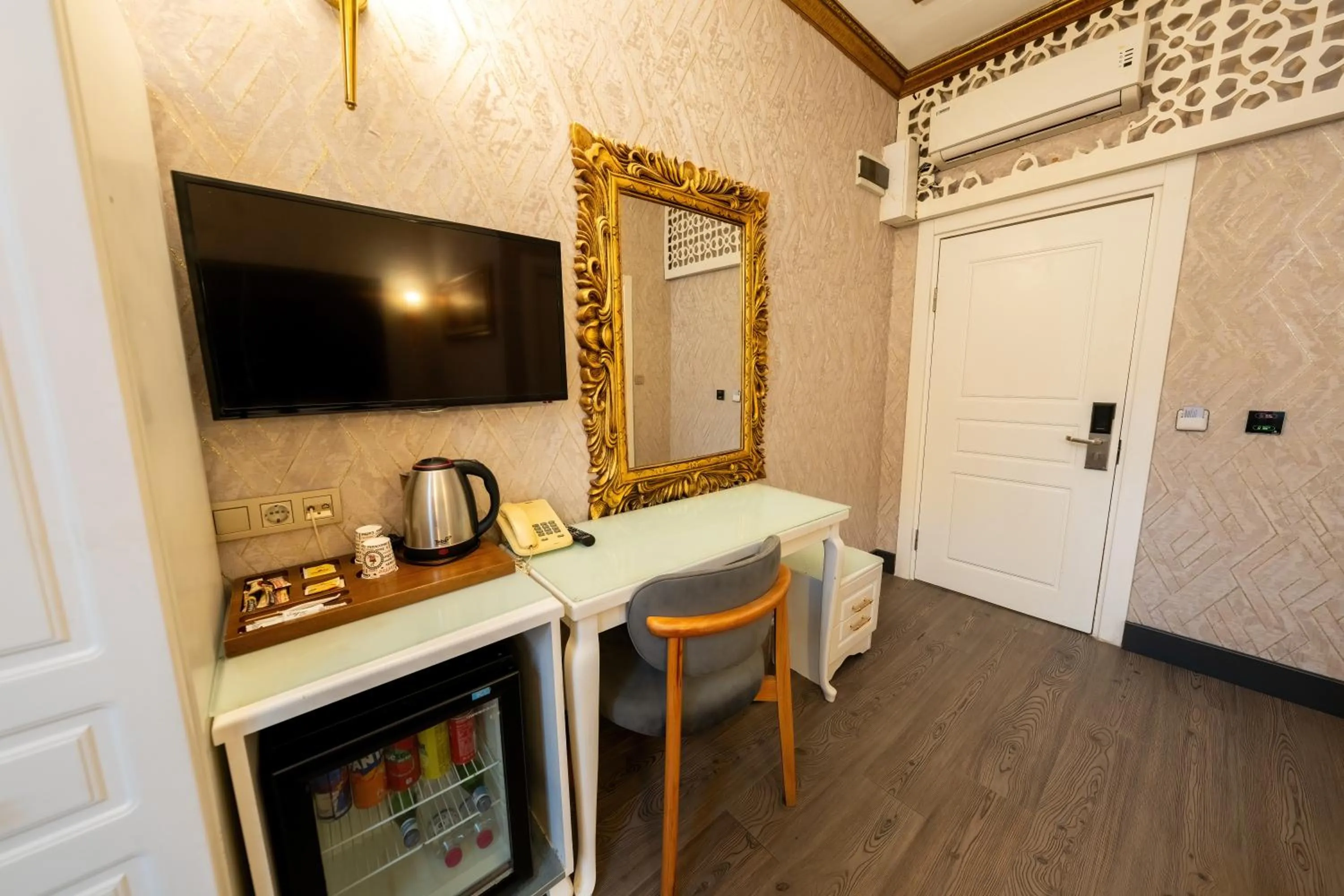 Bedroom in Diamond Royal Hotel