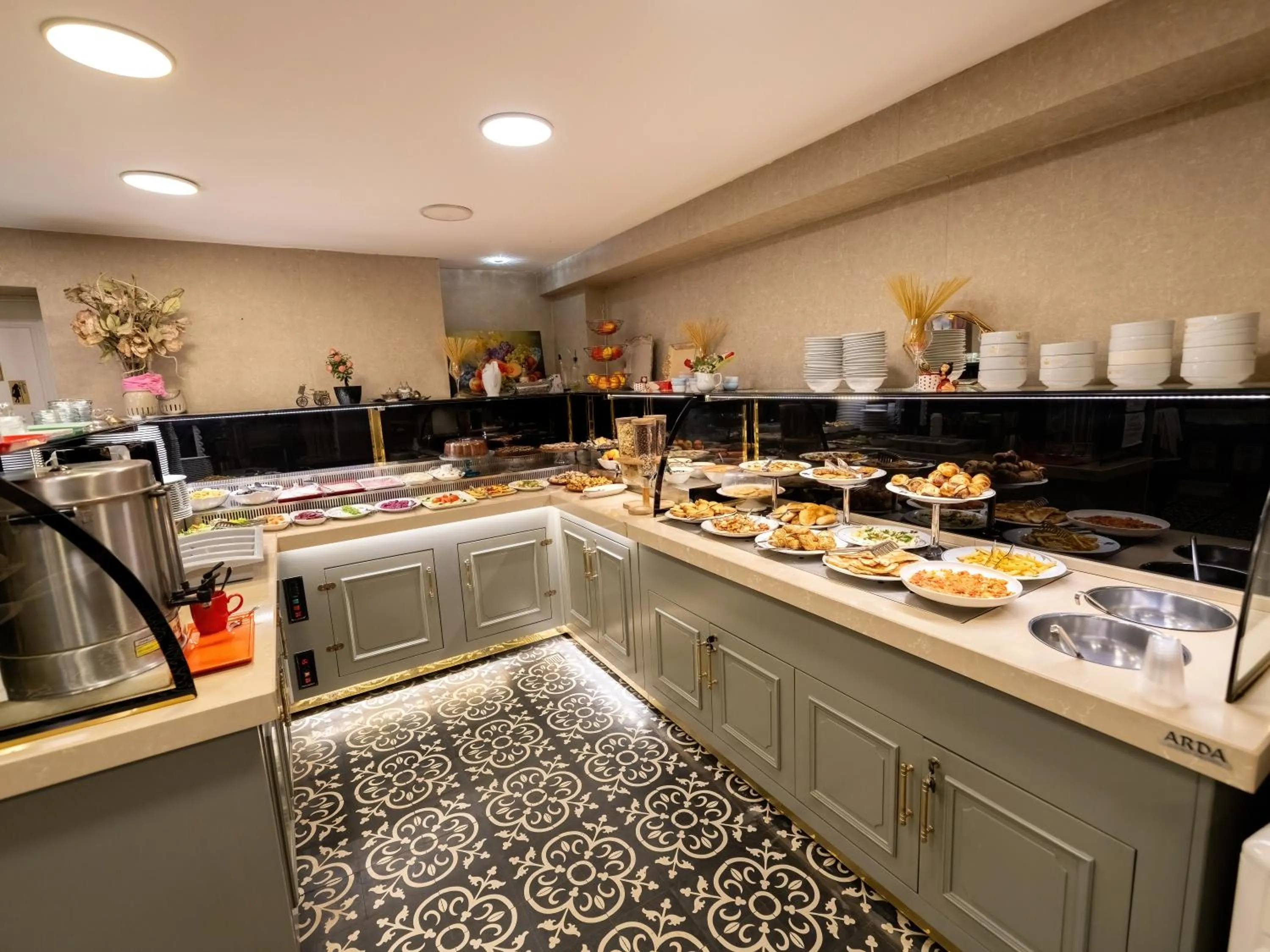 Coffee/tea facilities in Diamond Royal Hotel