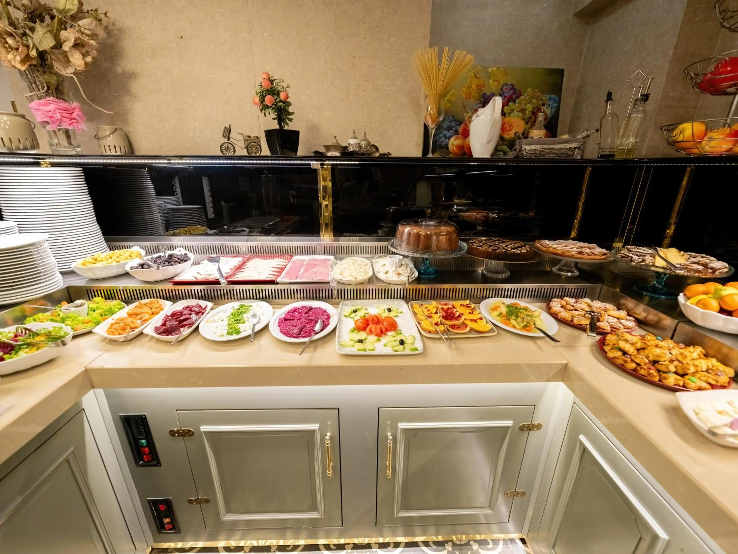 Food and drinks in Diamond Royal Hotel