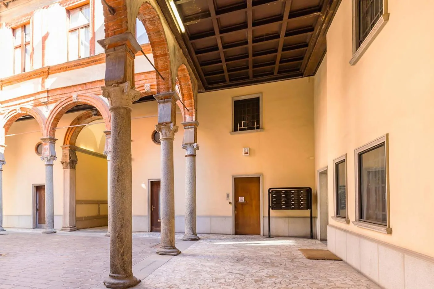 Property building in Milan Retreats Duomo Carrobbio