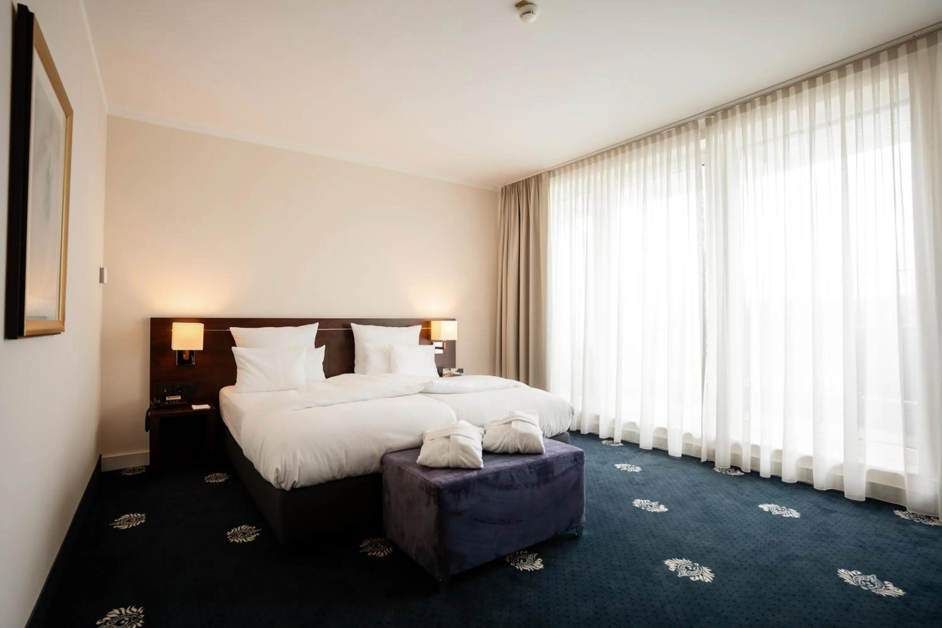 Bedroom, Bed in Hotel Vier Jahreszeiten Starnberg