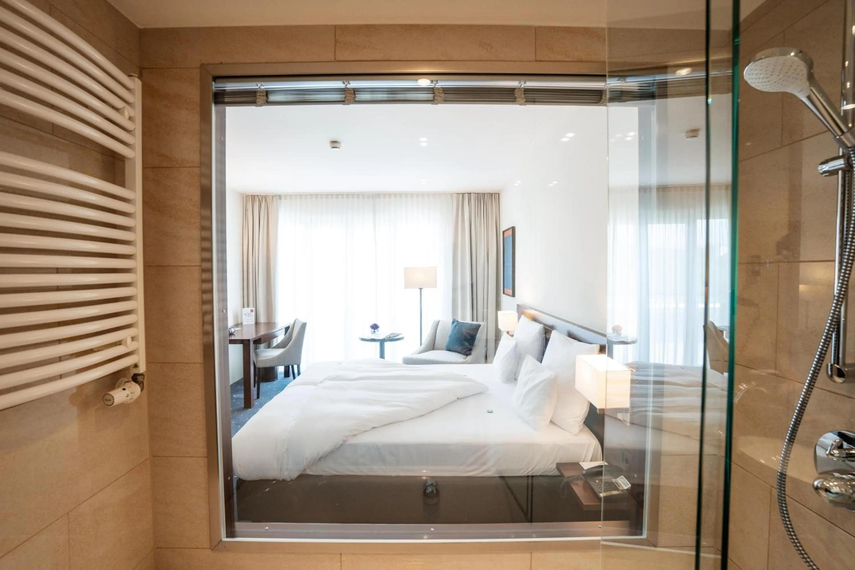 Staff, Bed in Hotel Vier Jahreszeiten Starnberg