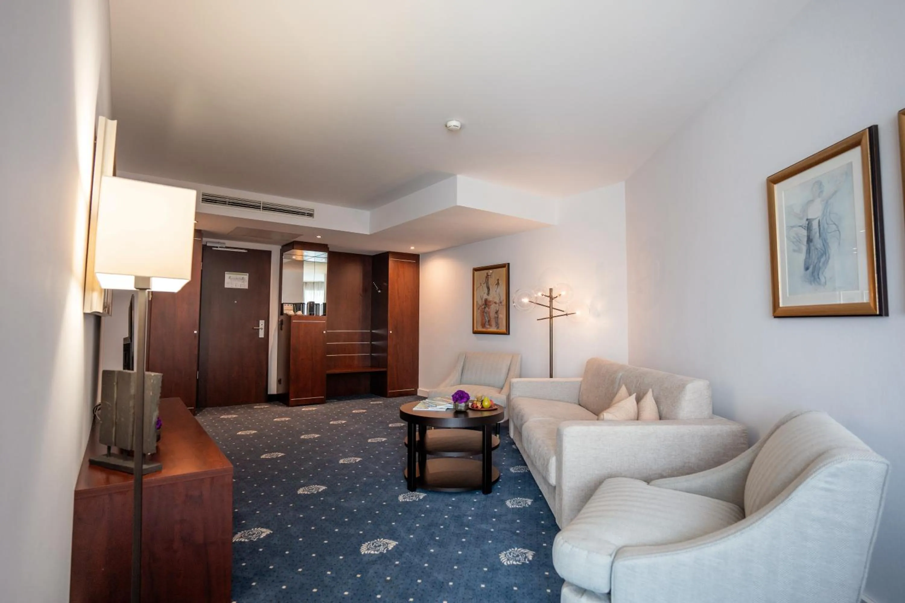 Living room in Hotel Vier Jahreszeiten Starnberg