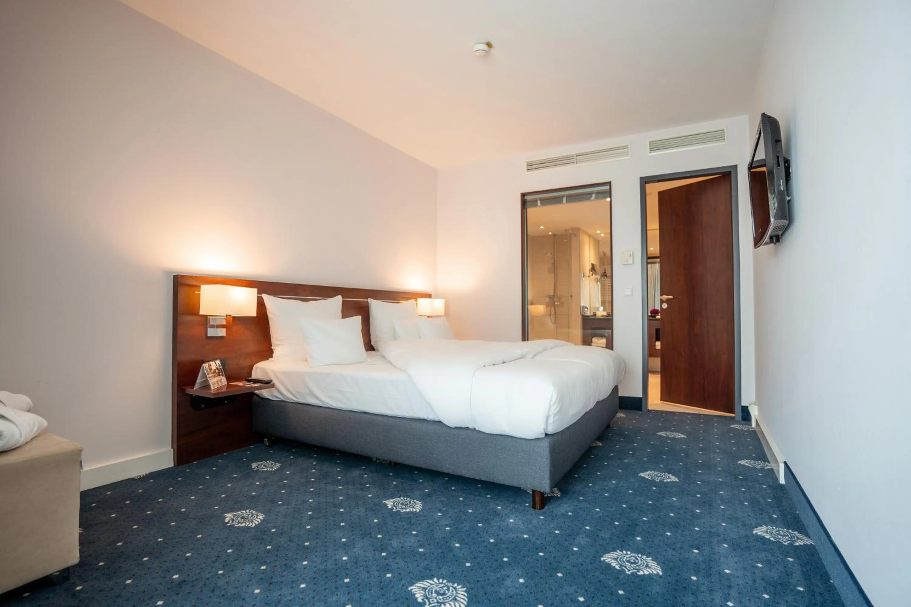 Bedroom, Bed in Hotel Vier Jahreszeiten Starnberg