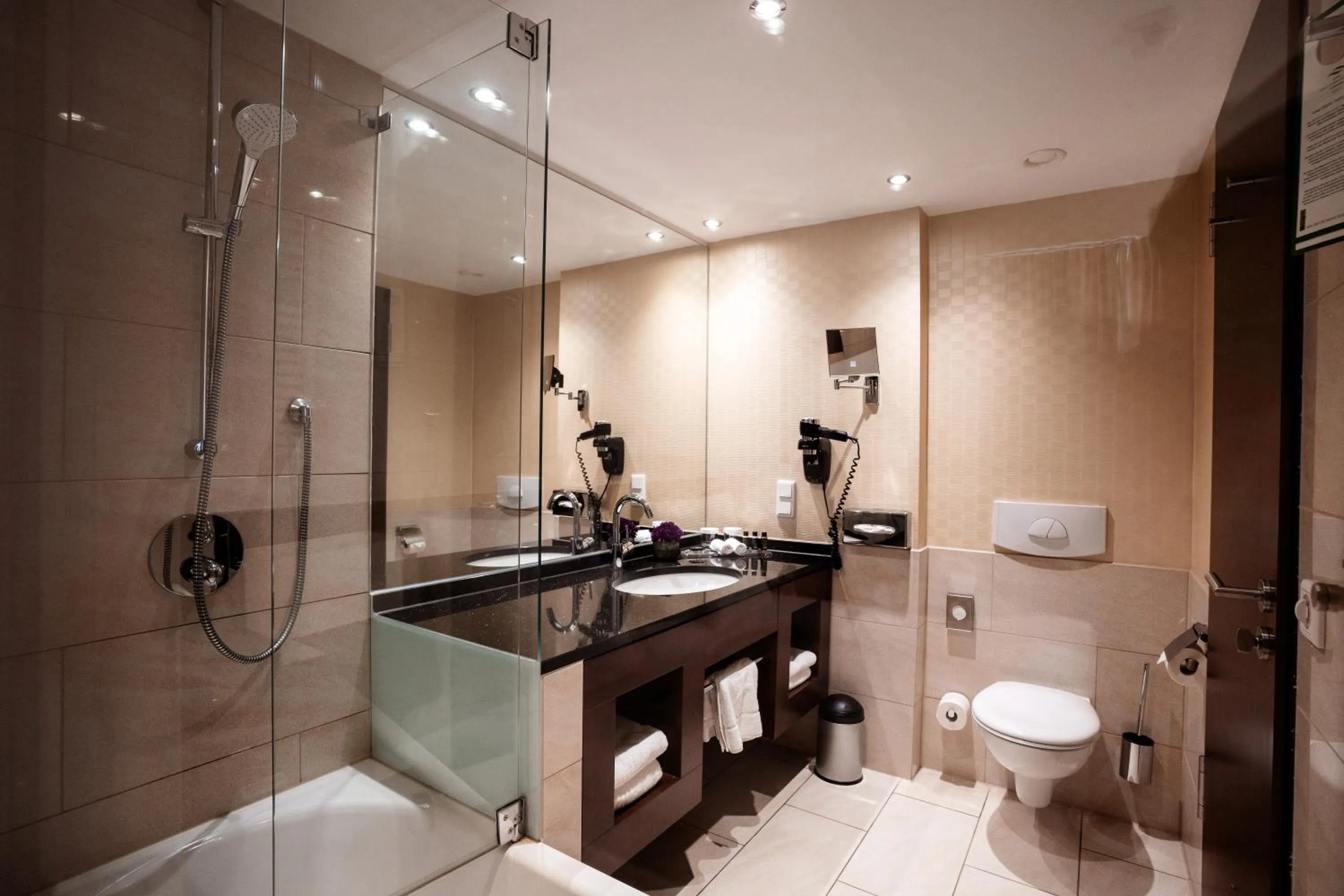 Bathroom in Hotel Vier Jahreszeiten Starnberg