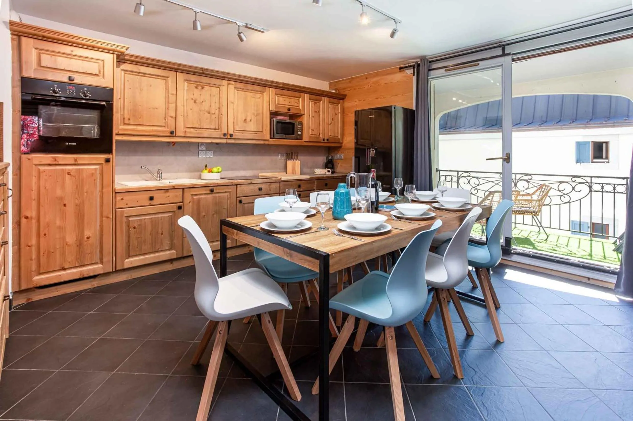 Dining area in Le Paradis 25 Apartment - Chamonix All Year