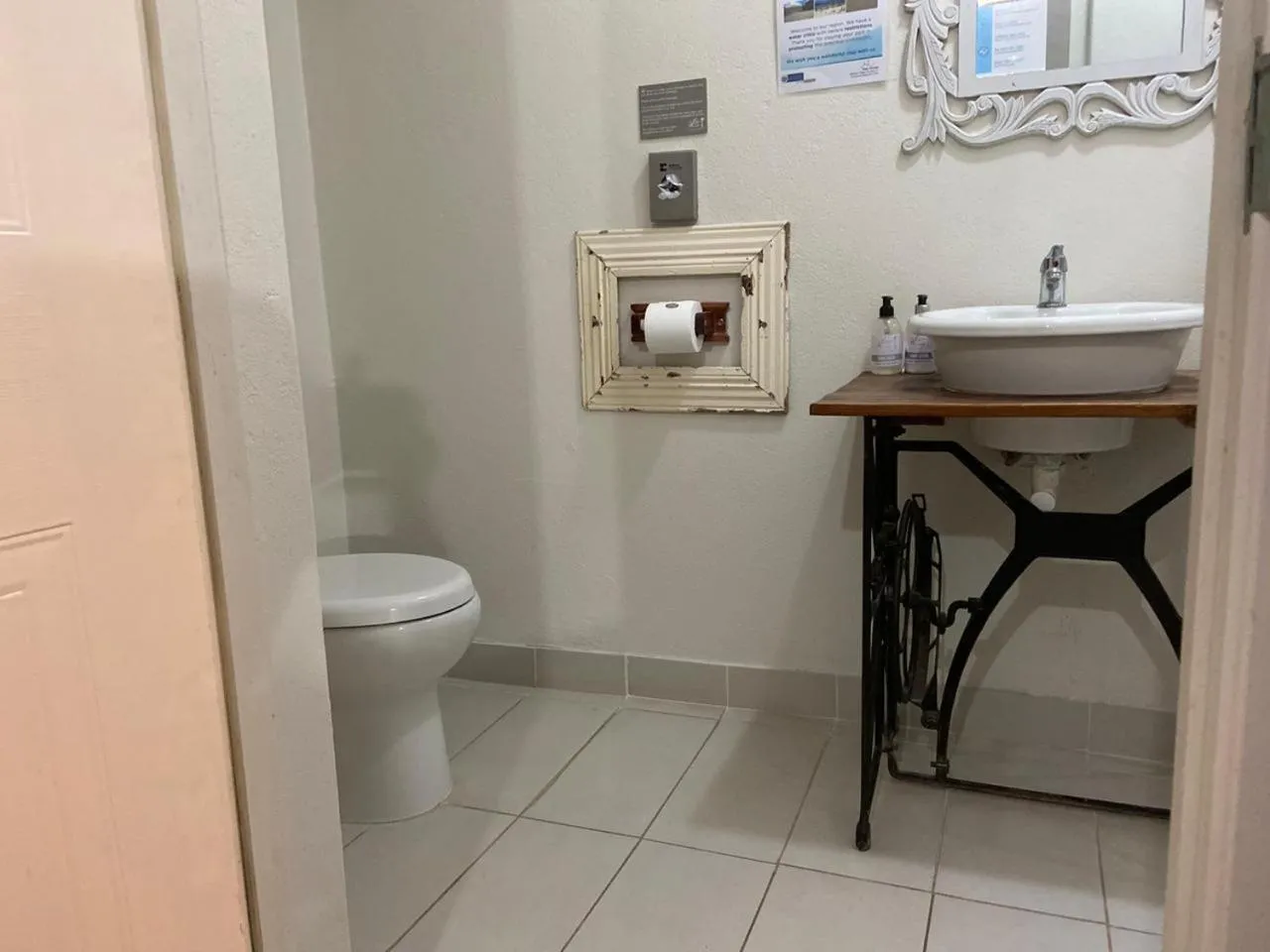 Toilet in Cape Karoo Guesthouse