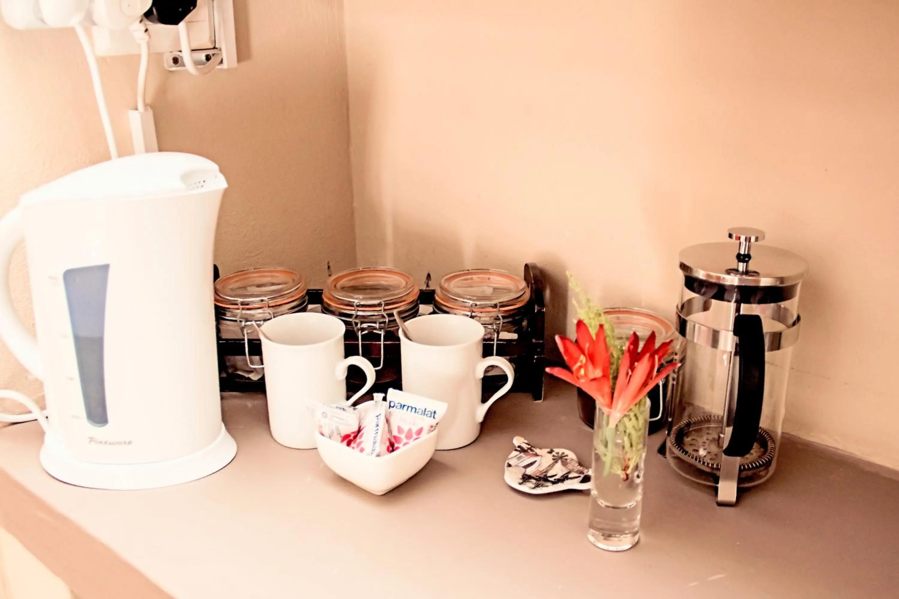 Coffee/tea facilities in Cape Karoo Guesthouse