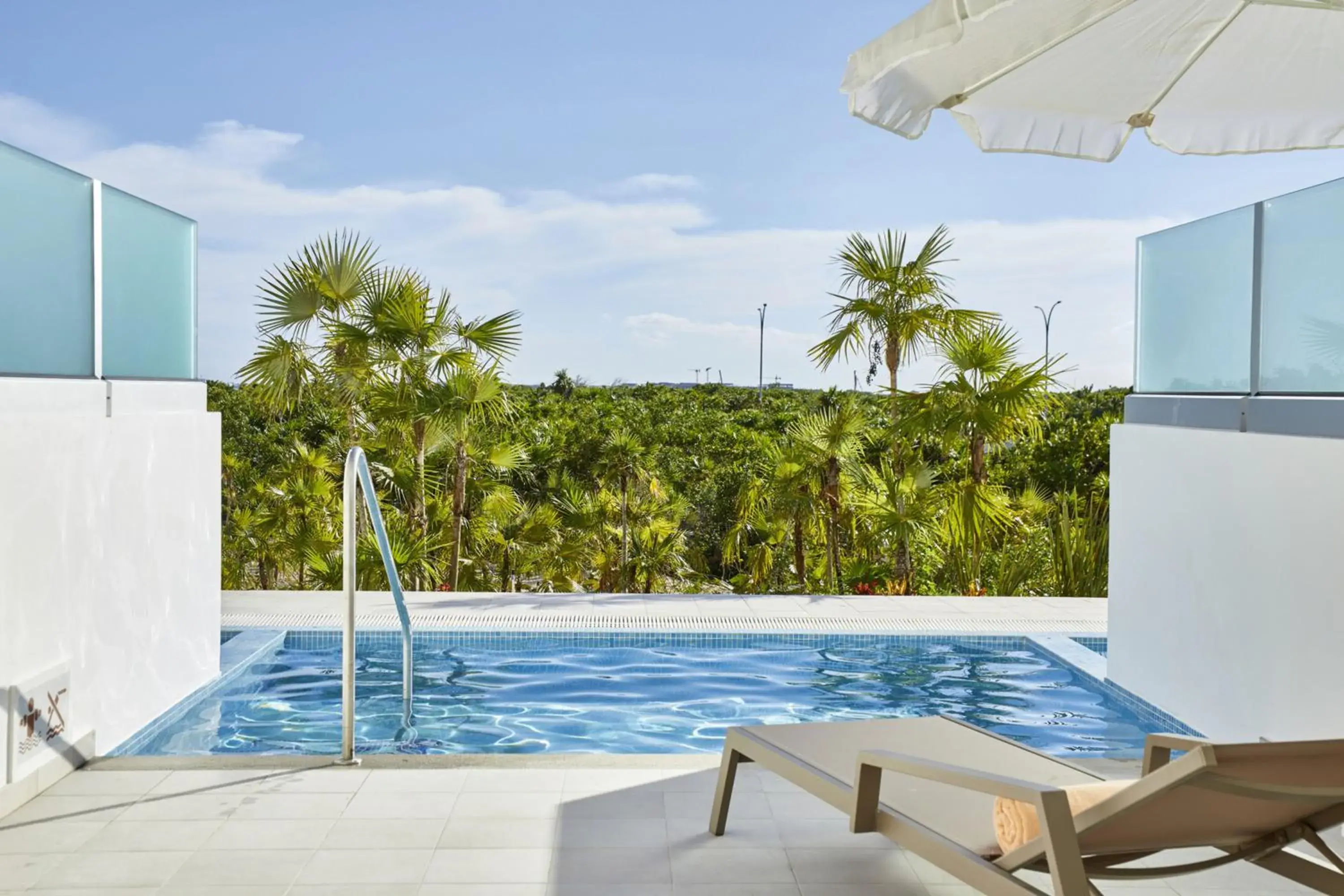 Swimming pool in Riu Palace Costa Mujeres - All Inclusive Swimming pool in Riu Palace Costa Mujeres - All Inclusive