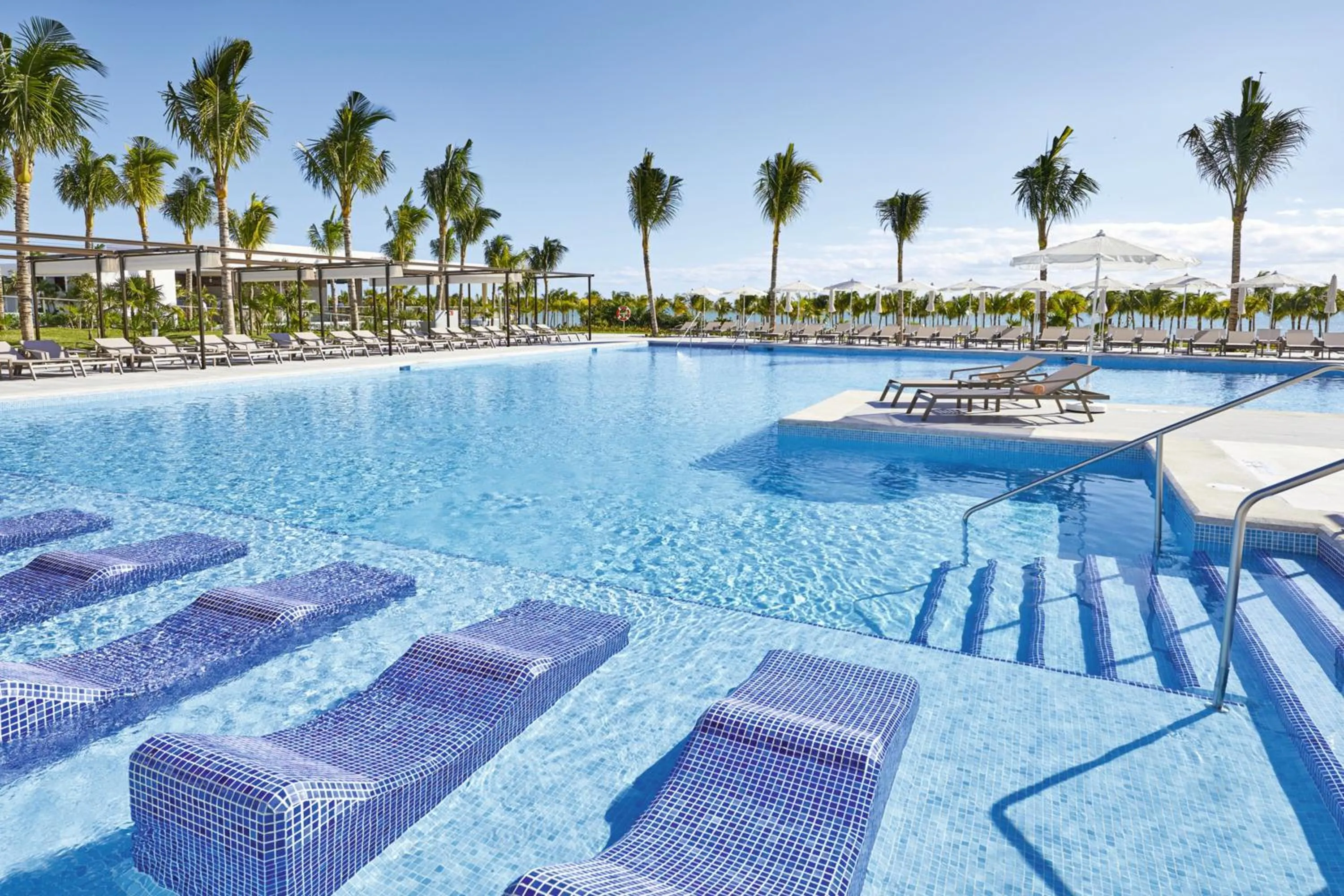 Swimming pool in Riu Palace Costa Mujeres - All Inclusive