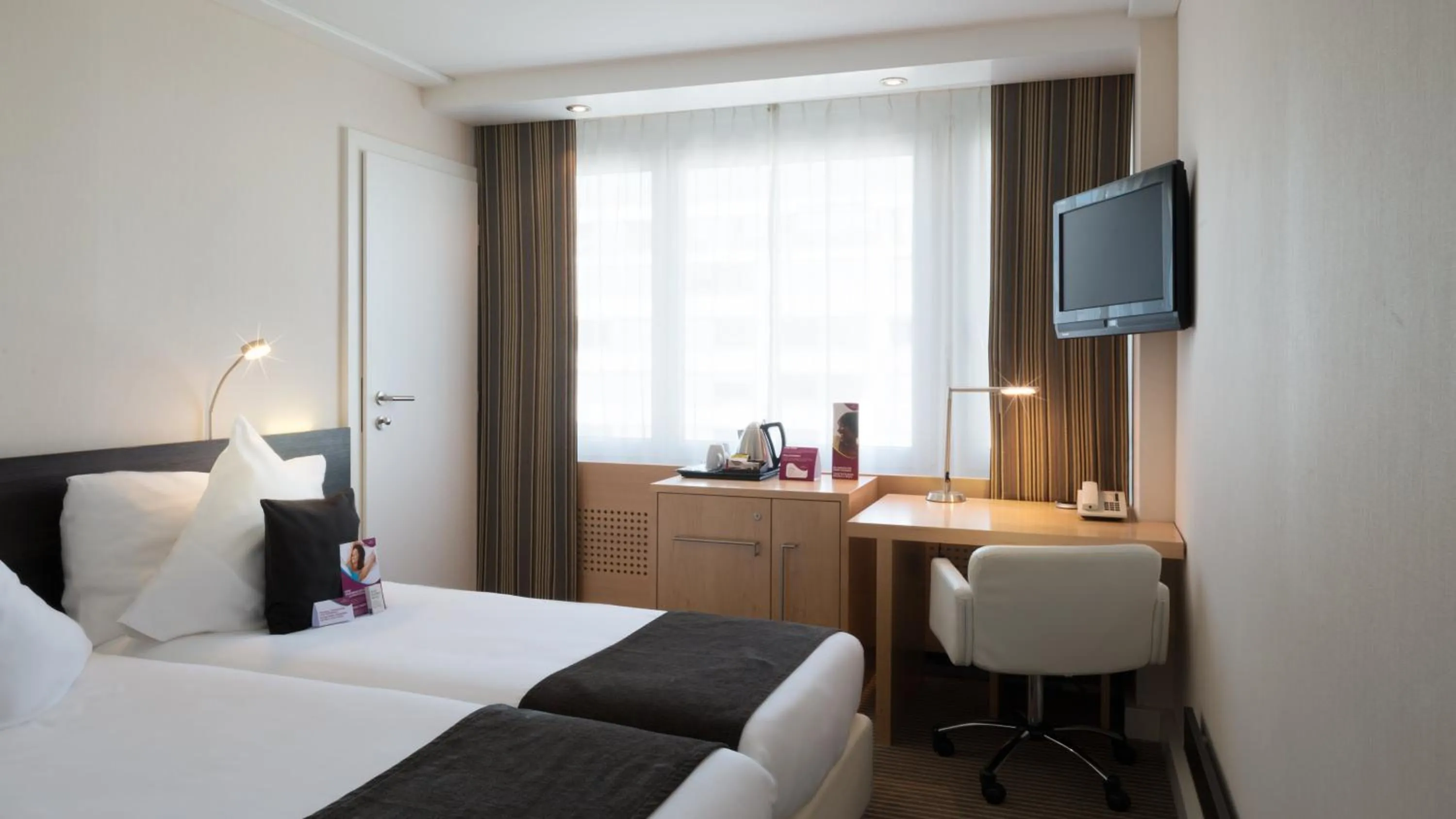 Photo of the whole room, Bed in Crowne Plaza Zürich by IHG