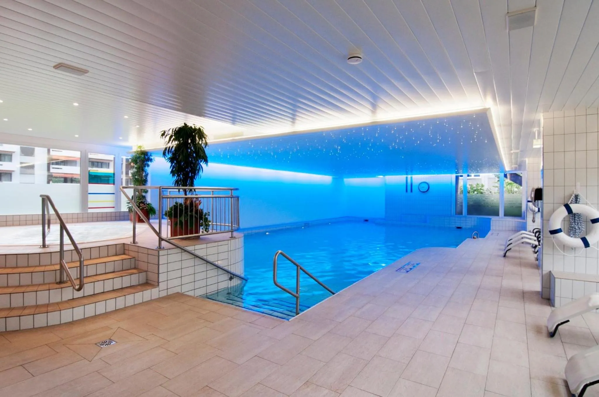 Swimming pool in Crowne Plaza Zürich by IHG