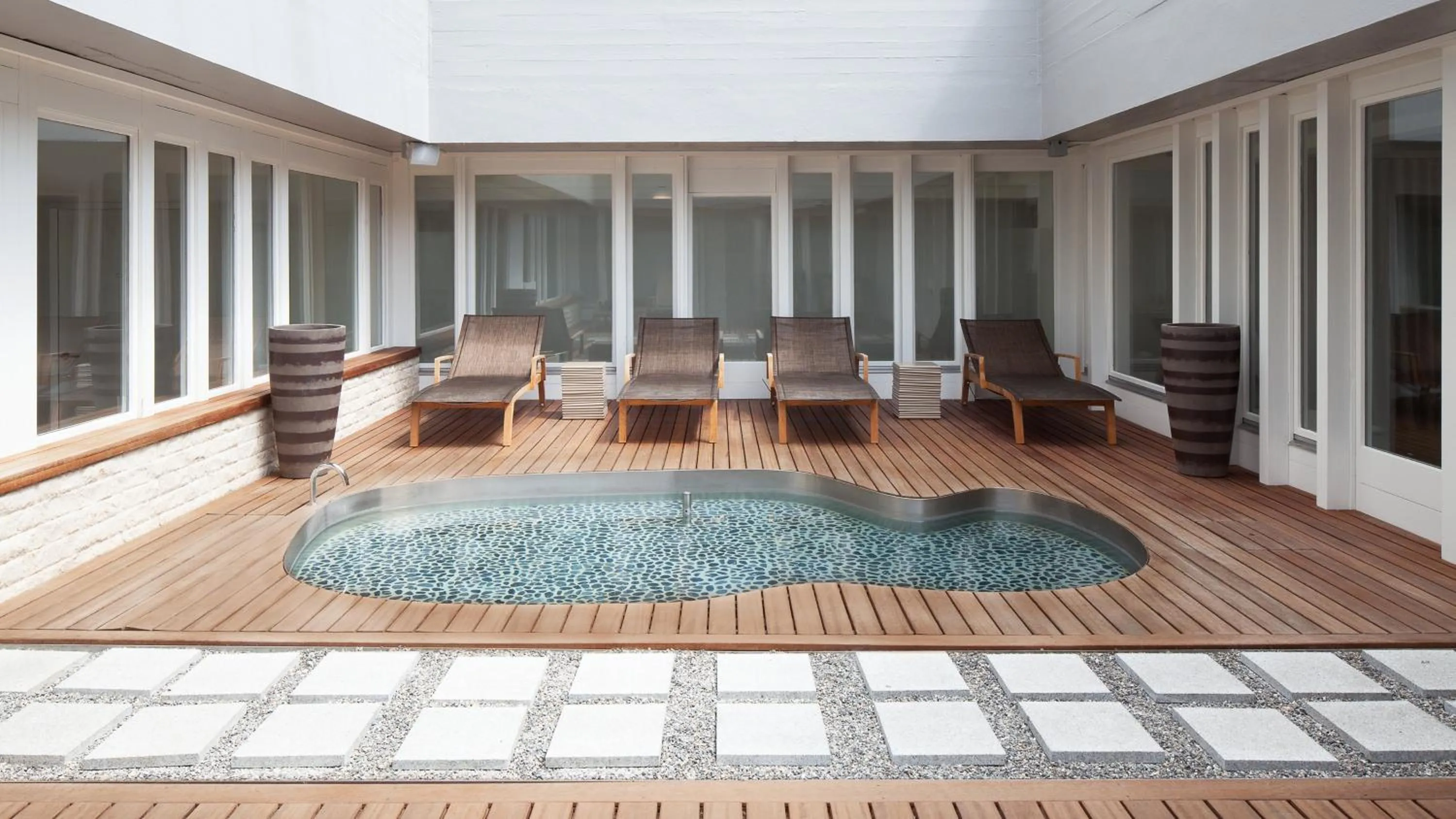 Swimming pool in Crowne Plaza Zürich by IHG