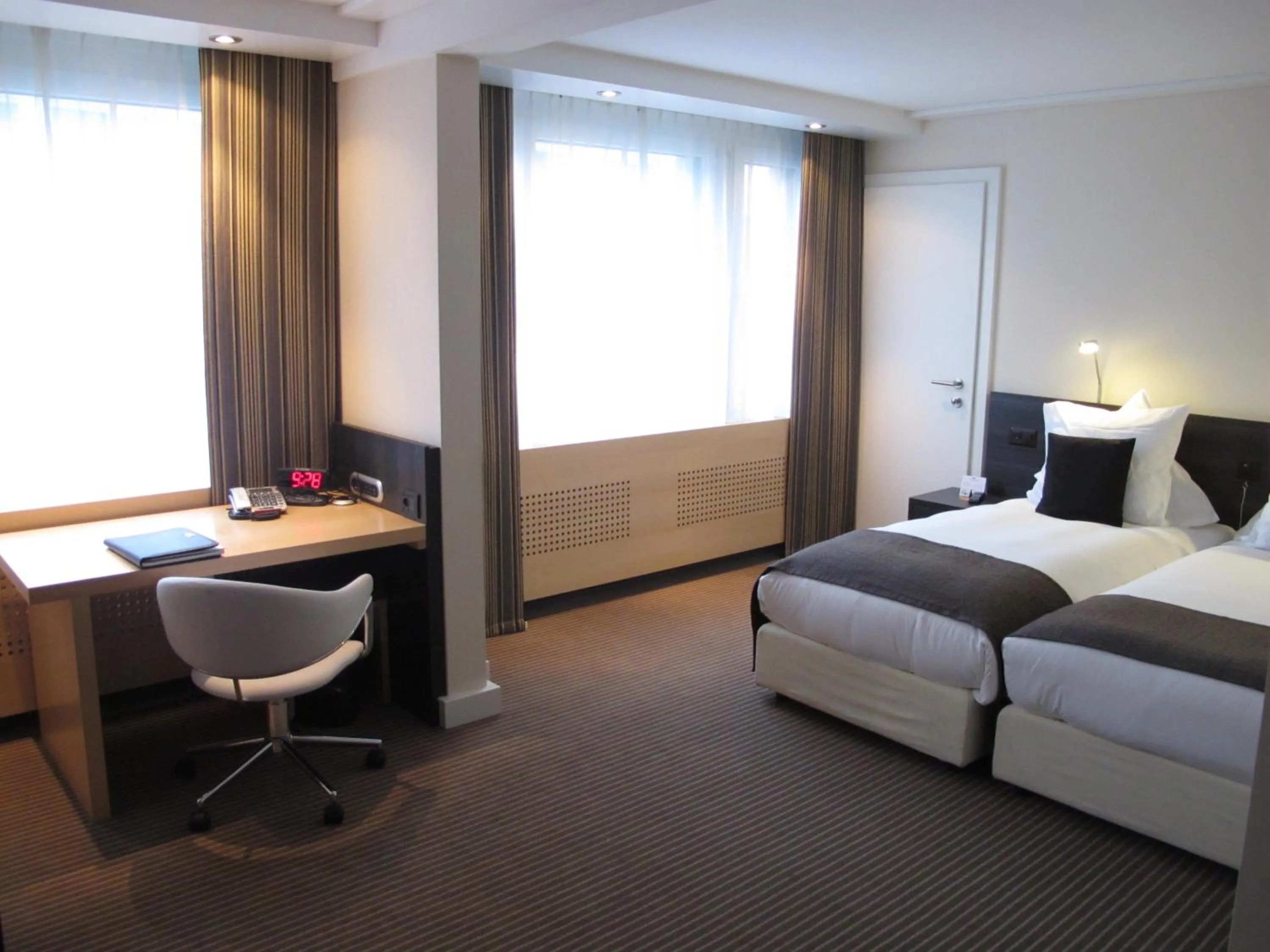 Photo of the whole room, Bed in Crowne Plaza Zürich by IHG