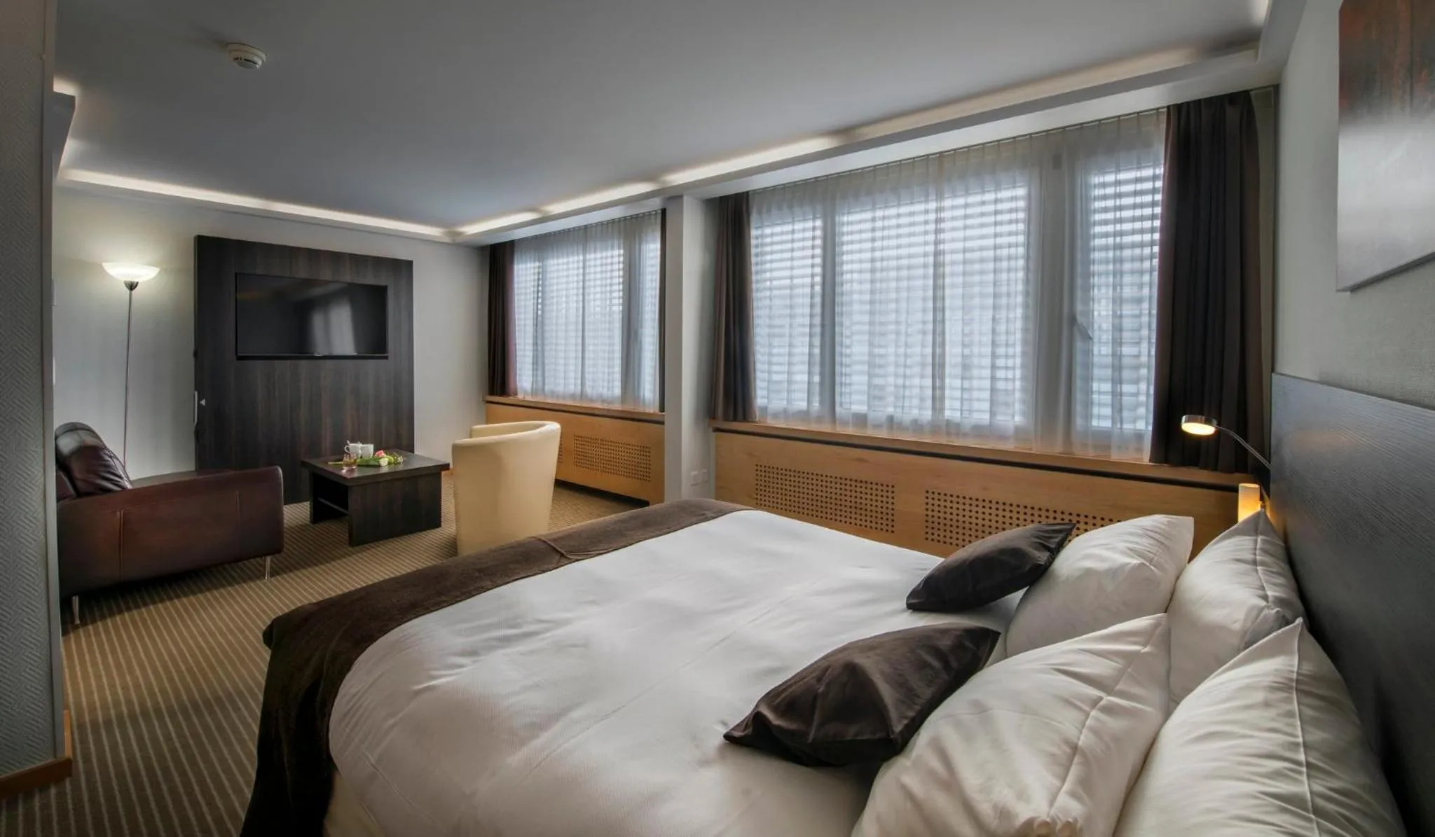 Photo of the whole room, Bed in Crowne Plaza Zürich by IHG