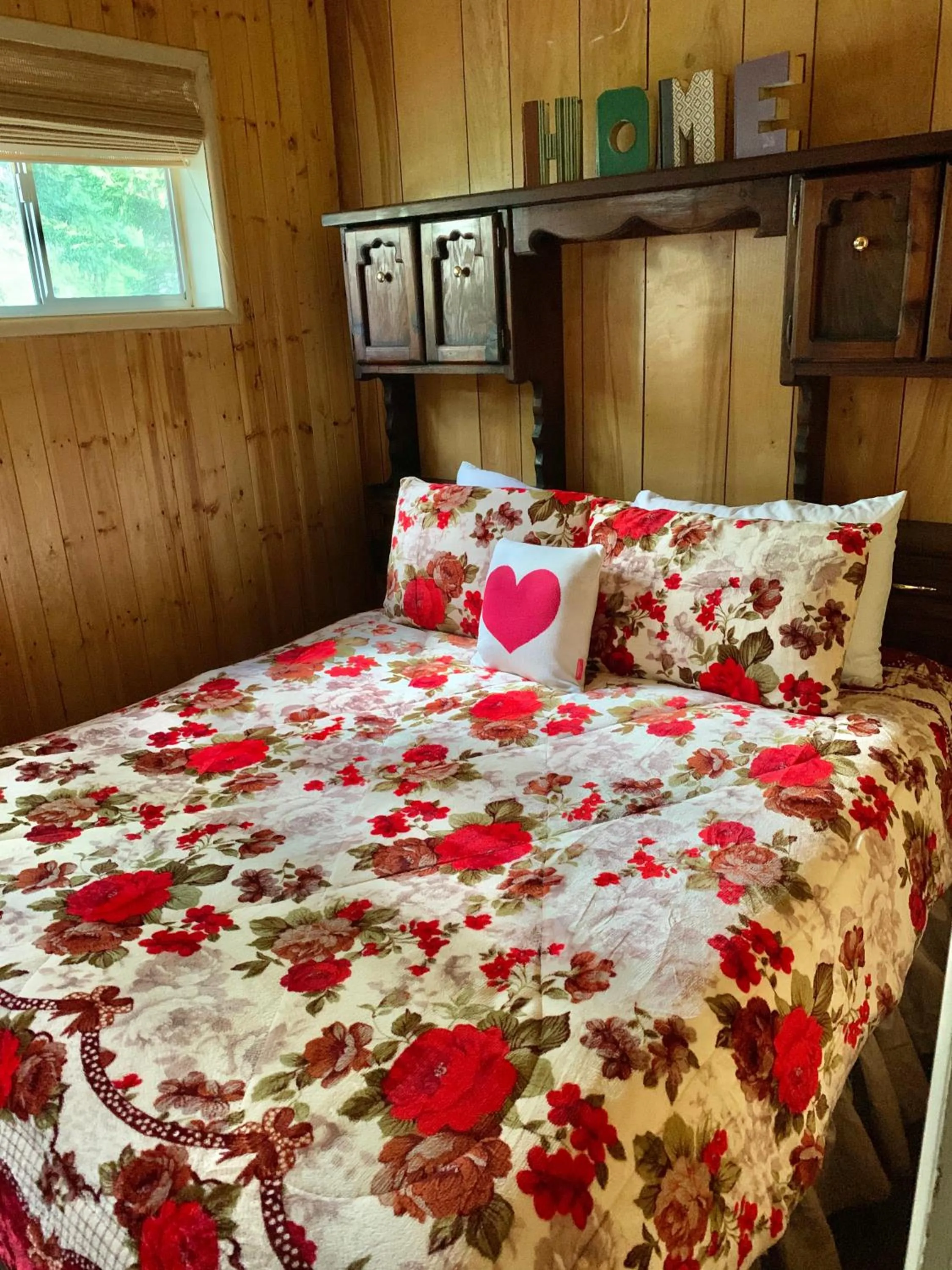 Bedroom, Bed in Grey Squirrel Resort