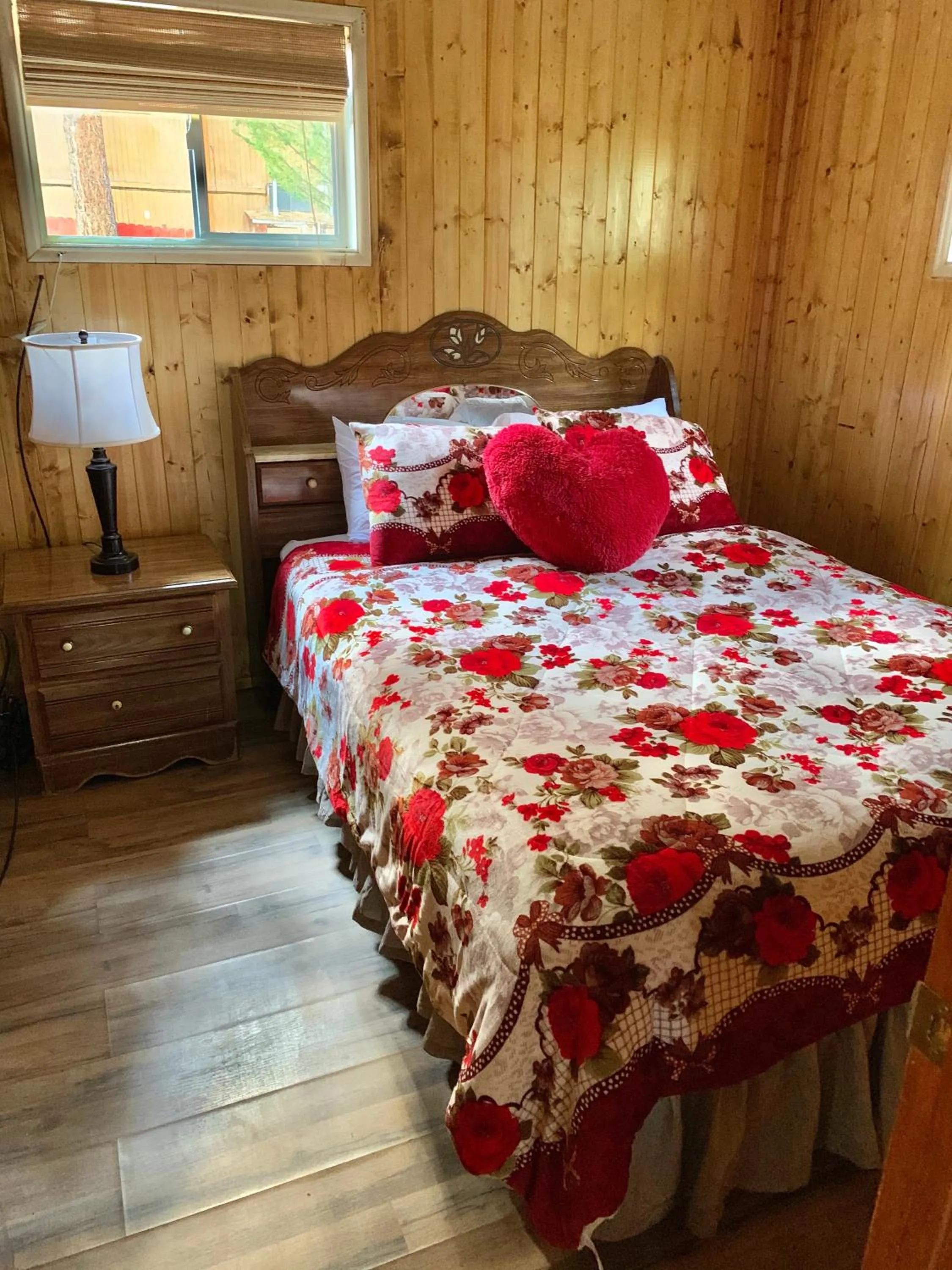 Bedroom, Bed in Grey Squirrel Resort
