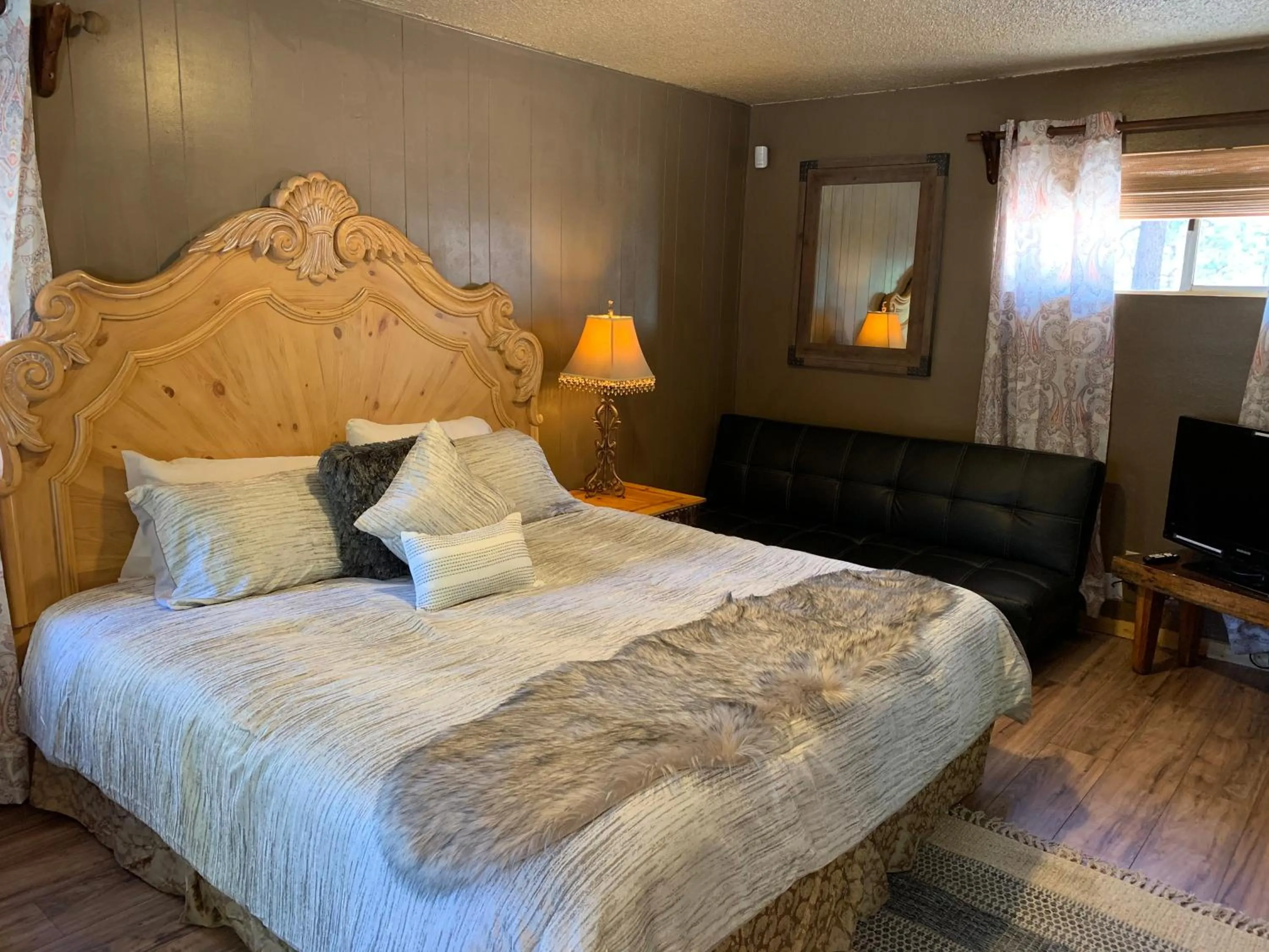 Bedroom, Bed in Grey Squirrel Resort