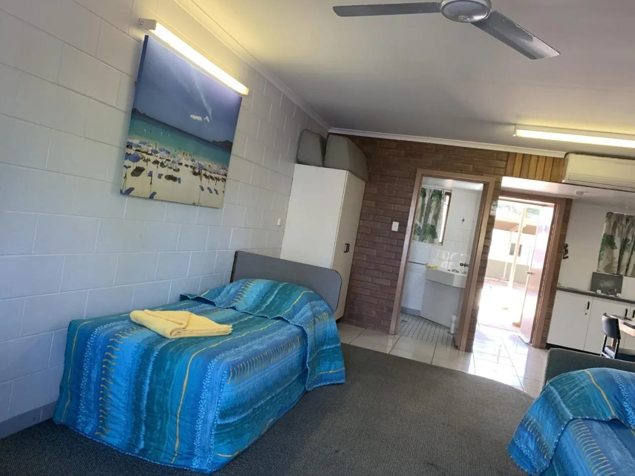 Bed in Sandpiper Motel