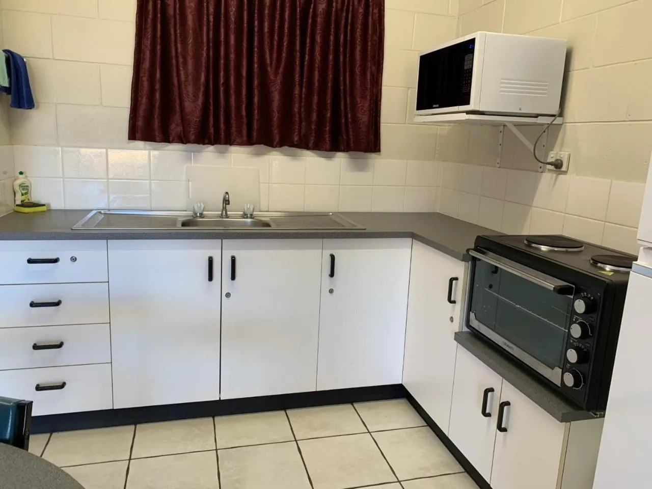 Kitchen or kitchenette in Sandpiper Motel
