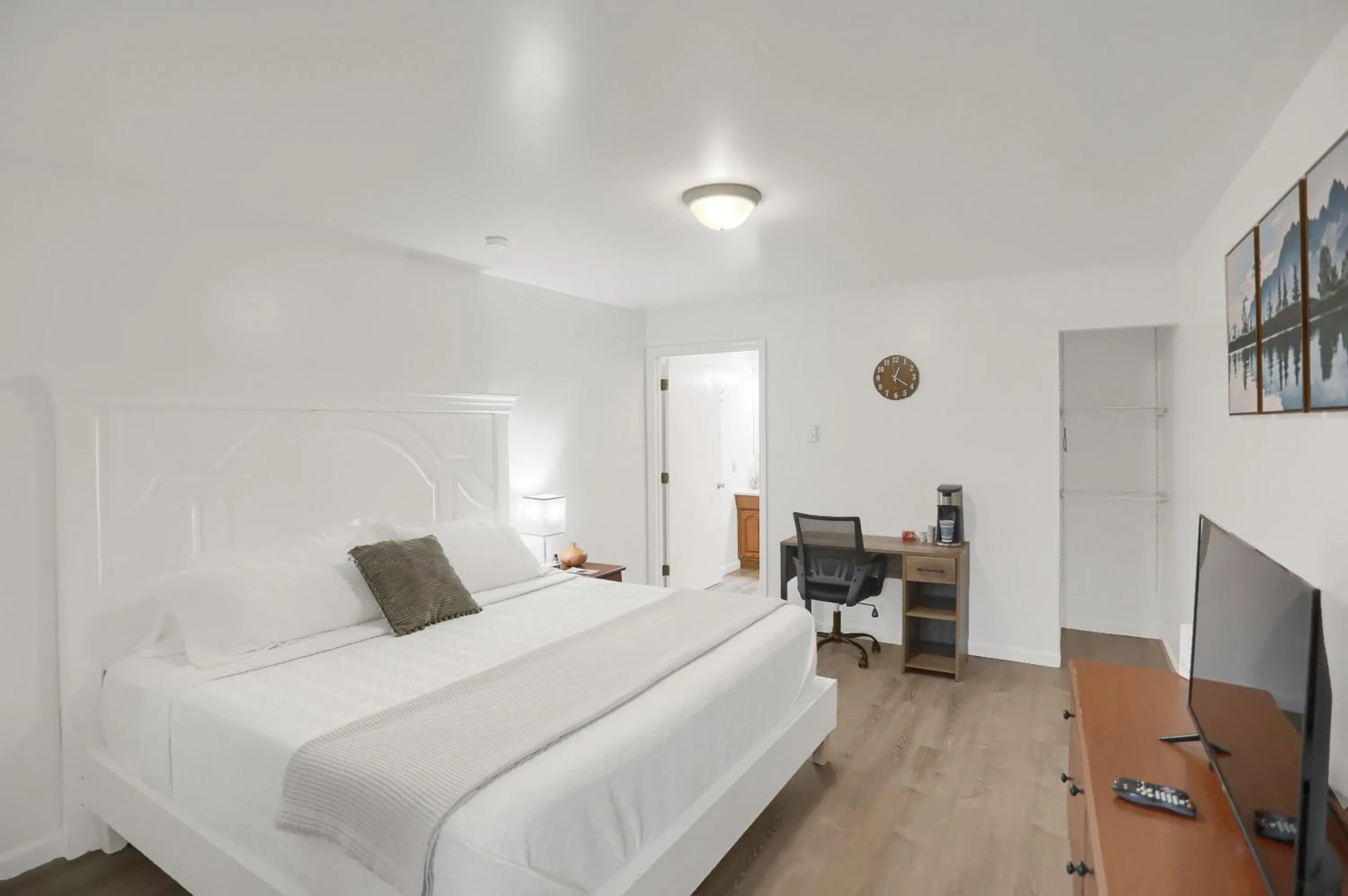 Shower, Bed in Halifax Inn