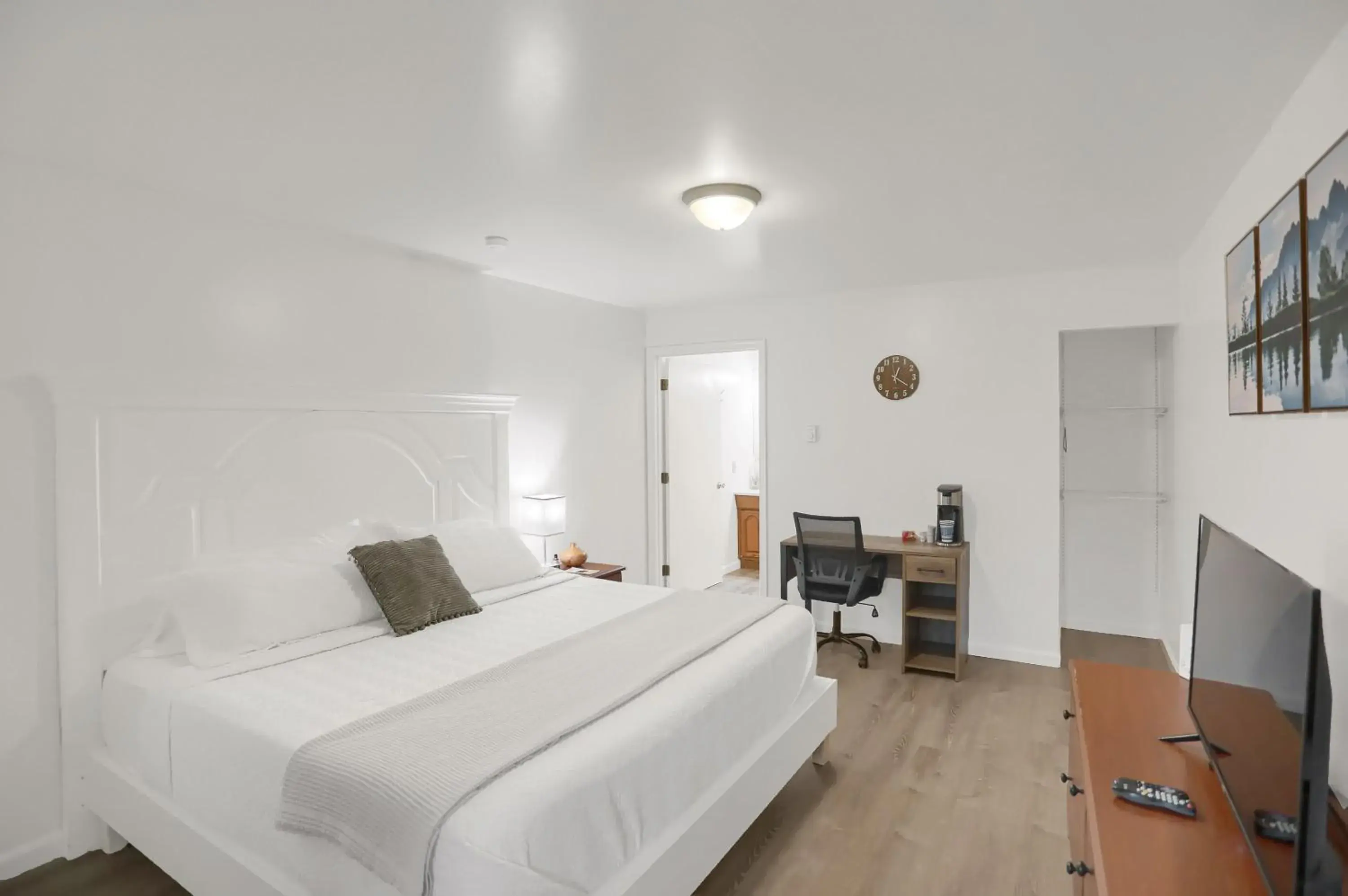 King Room in Halifax Inn King Room in Halifax Inn