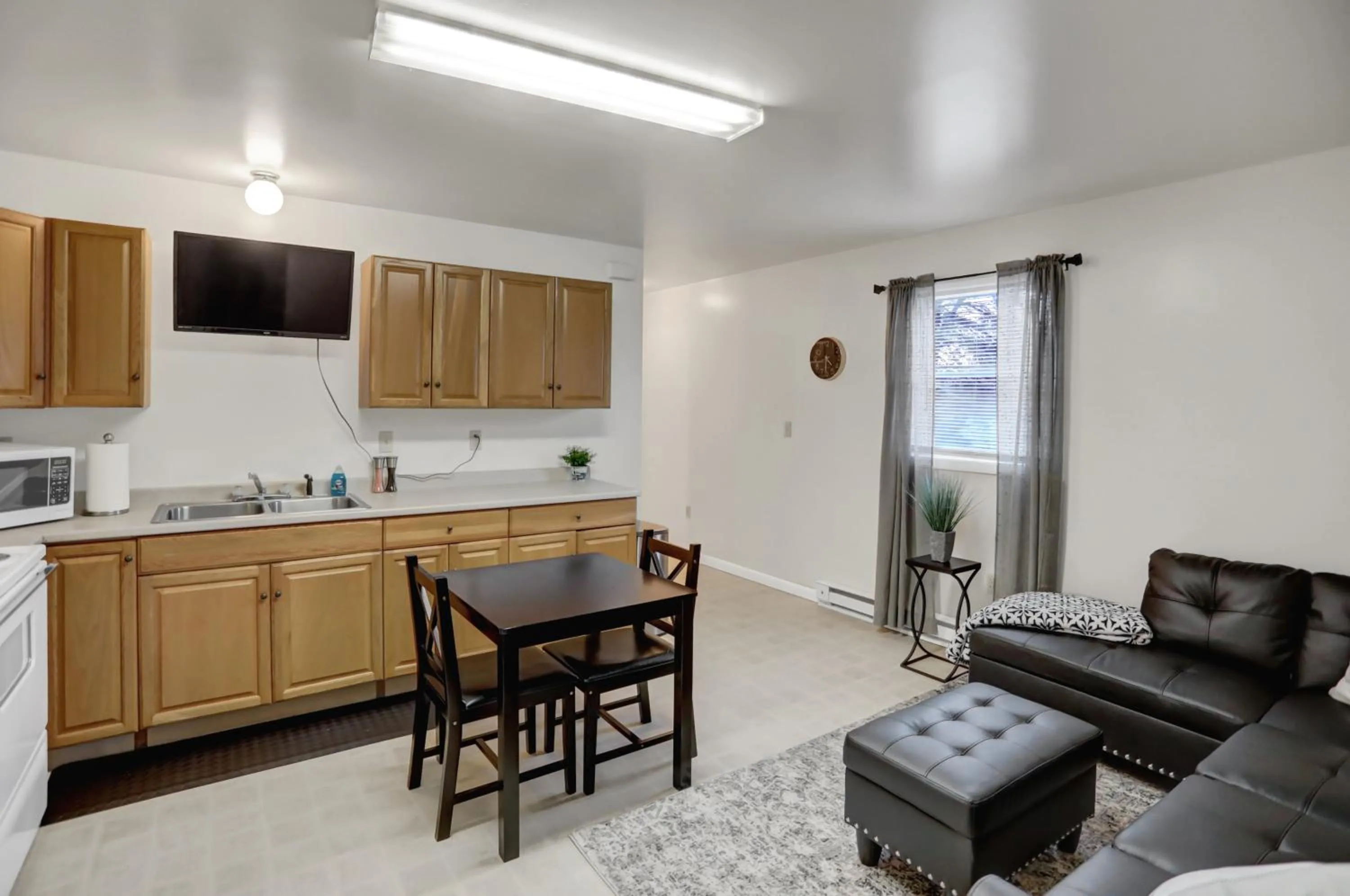 Kitchen or kitchenette in Halifax Inn
