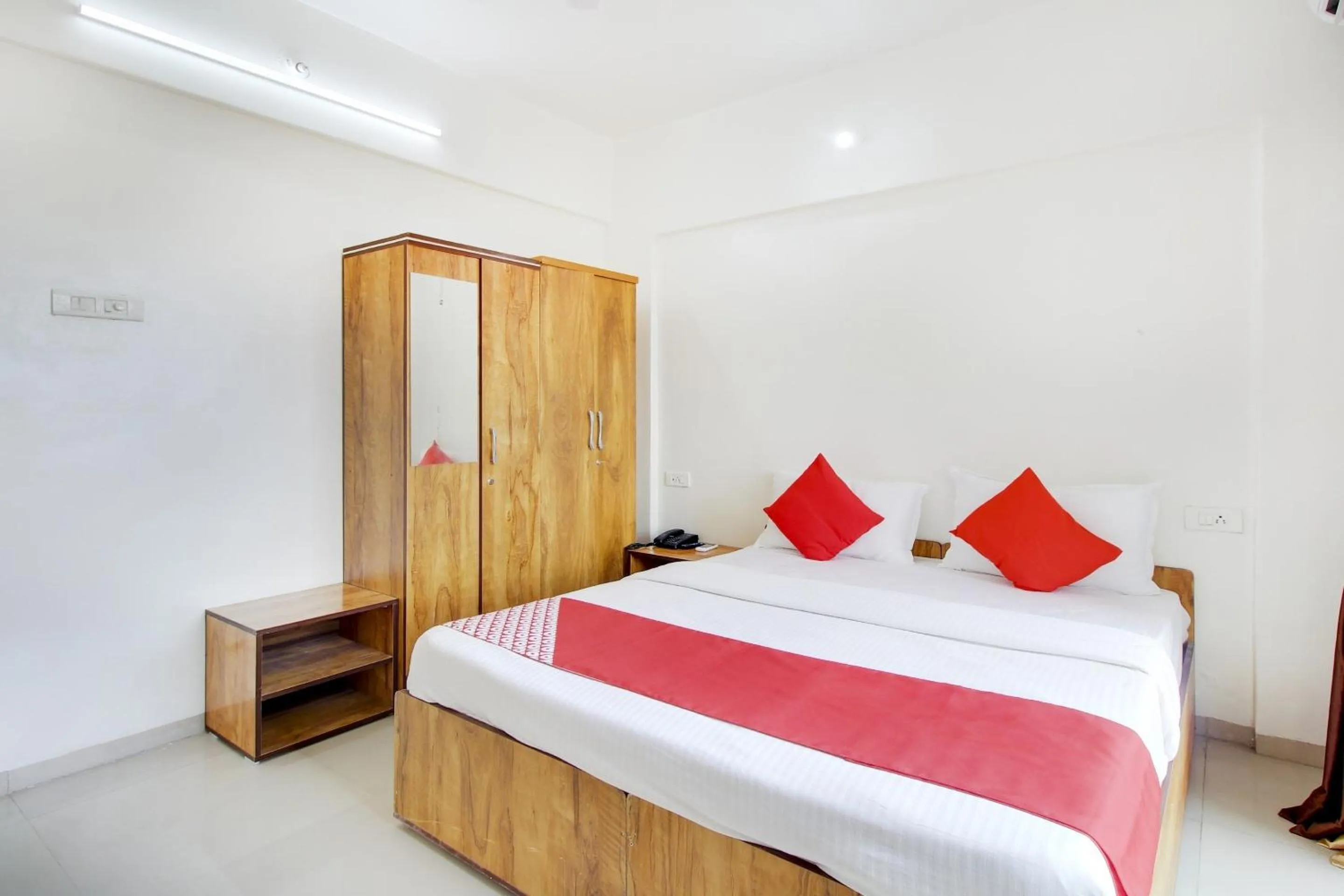 Facade/entrance, Bed in Hotel O Star Inn