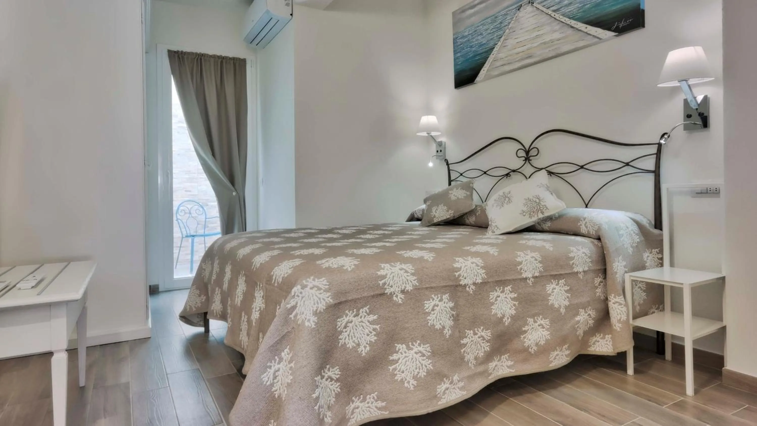 Bedroom, Bed in Smart Suite & Apartments